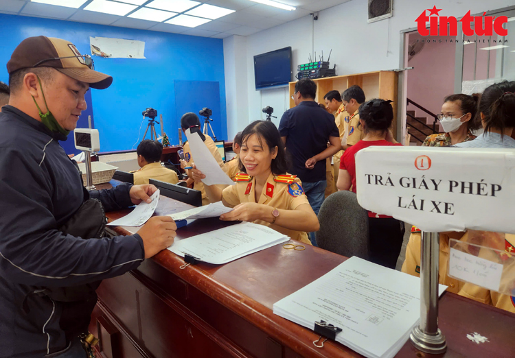 TP Hồ Chí Minh: Thay đổi địa điểm tiếp nhận hồ sơ cấp, đổi giấy phép lái xe từ ngày 4/8- Ảnh 1.