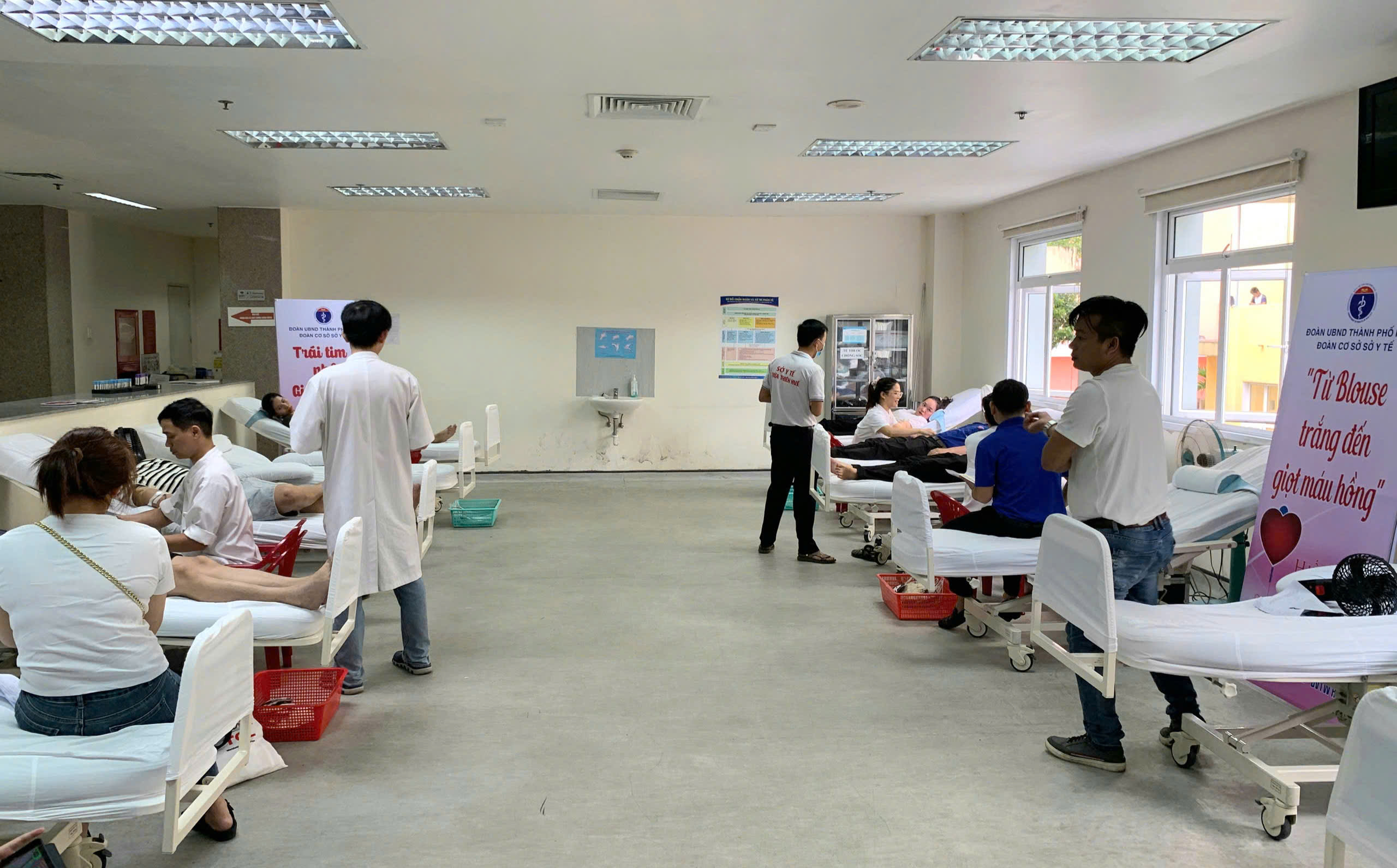 Gần 100 bác sĩ, nhân viên ngành y tế ở Huế hiến máu tình nguyện- Ảnh 7. Gần 100 bác sĩ, nhân viên ngành y tế ở Huế hiến máu tình nguyện- Ảnh 7.