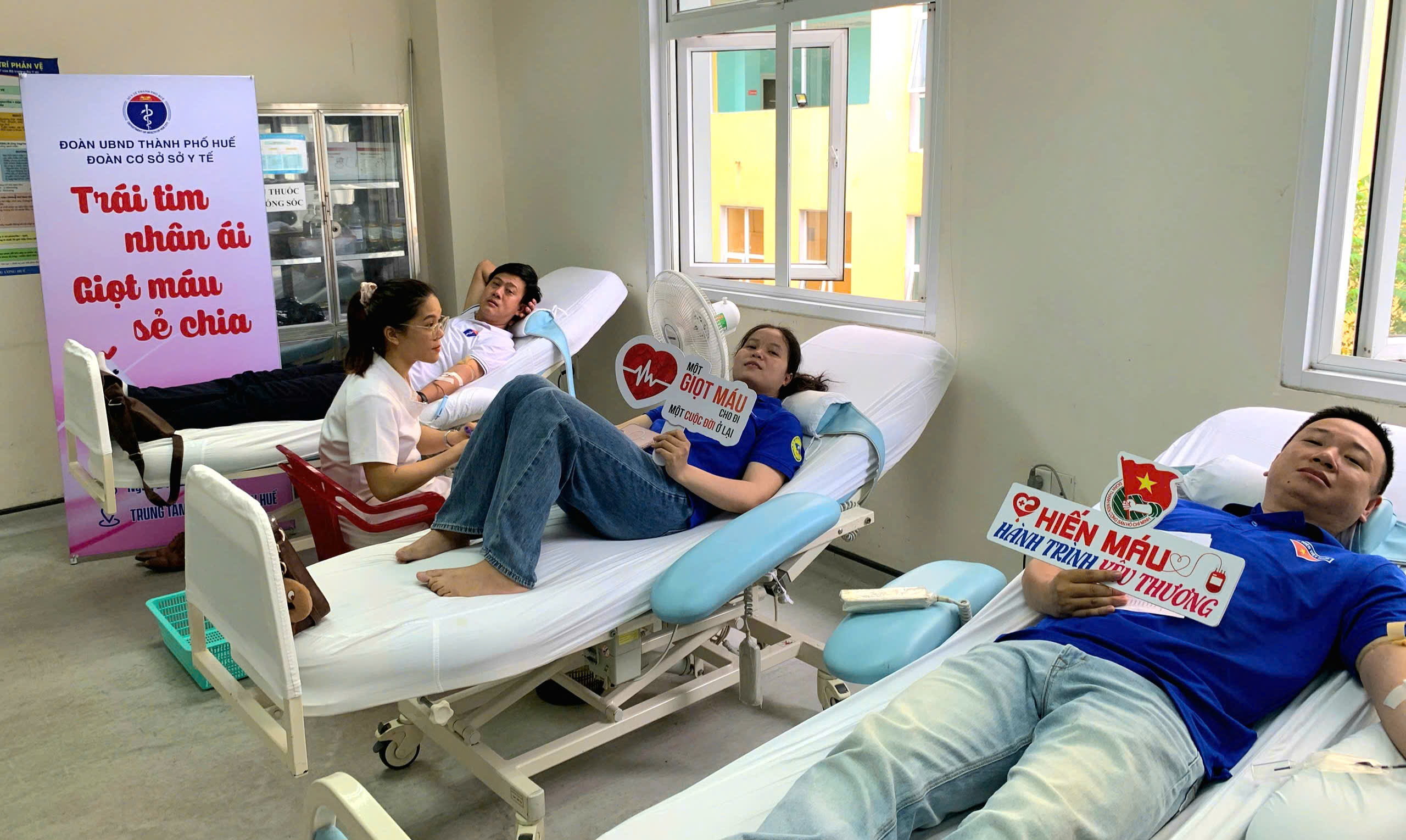 Gần 100 bác sĩ, nhân viên ngành y tế ở Huế hiến máu tình nguyện- Ảnh 8. Gần 100 bác sĩ, nhân viên ngành y tế ở Huế hiến máu tình nguyện- Ảnh 8.