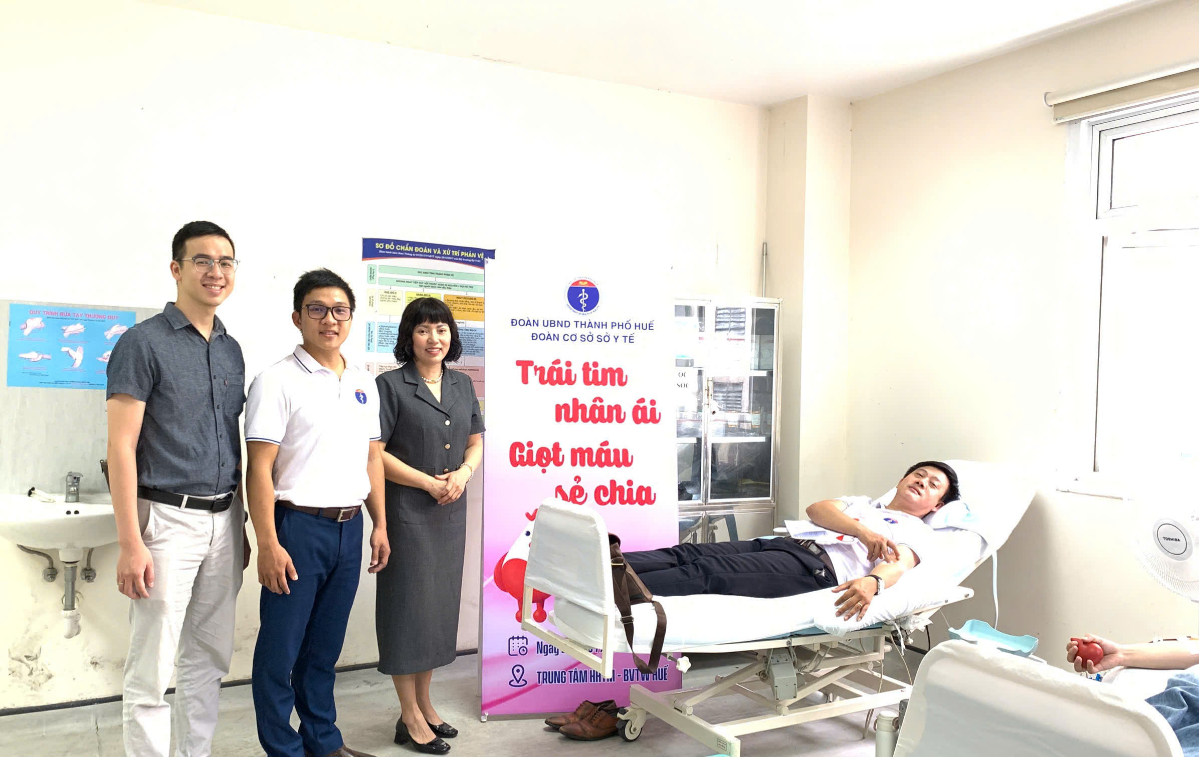 Gần 100 bác sĩ, nhân viên ngành y tế ở Huế hiến máu tình nguyện- Ảnh 6. Gần 100 bác sĩ, nhân viên ngành y tế ở Huế hiến máu tình nguyện- Ảnh 6.