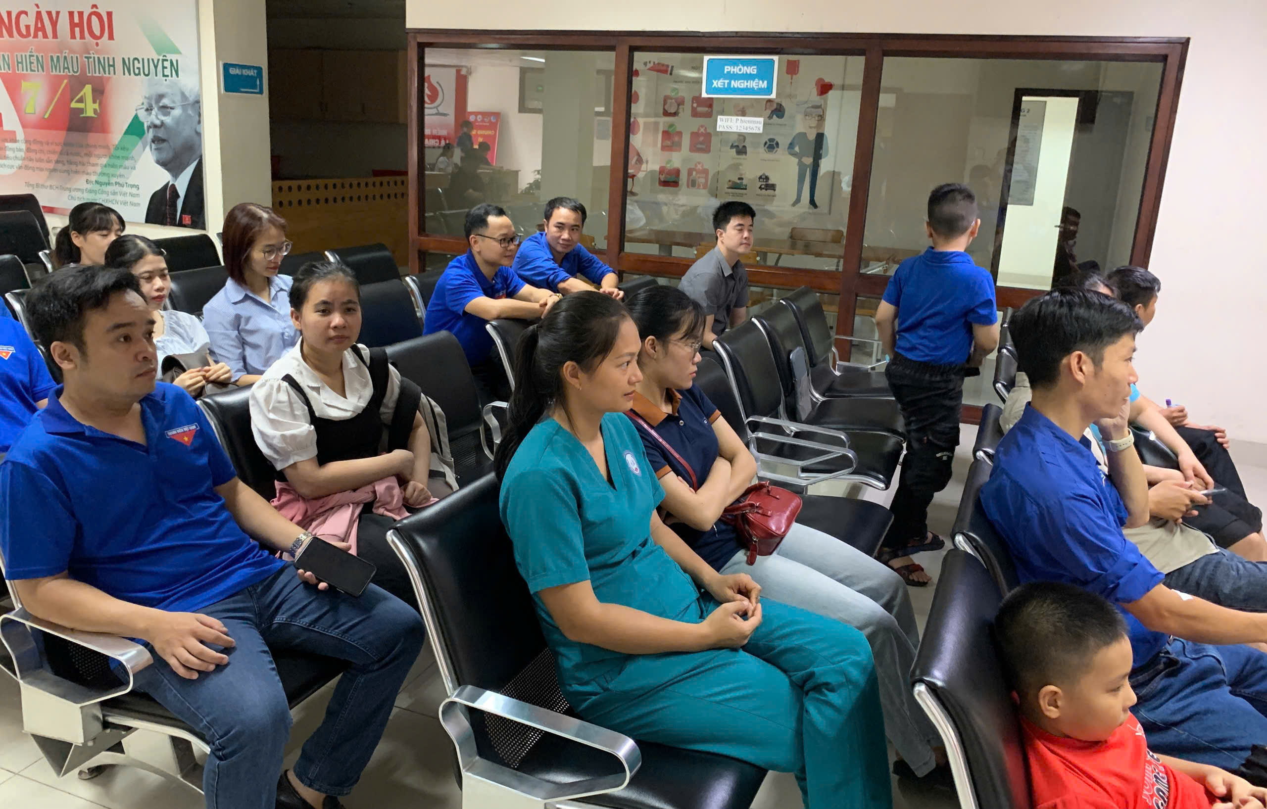 Gần 100 bác sĩ, nhân viên ngành y tế ở Huế hiến máu tình nguyện- Ảnh 2. Gần 100 bác sĩ, nhân viên ngành y tế ở Huế hiến máu tình nguyện- Ảnh 2.