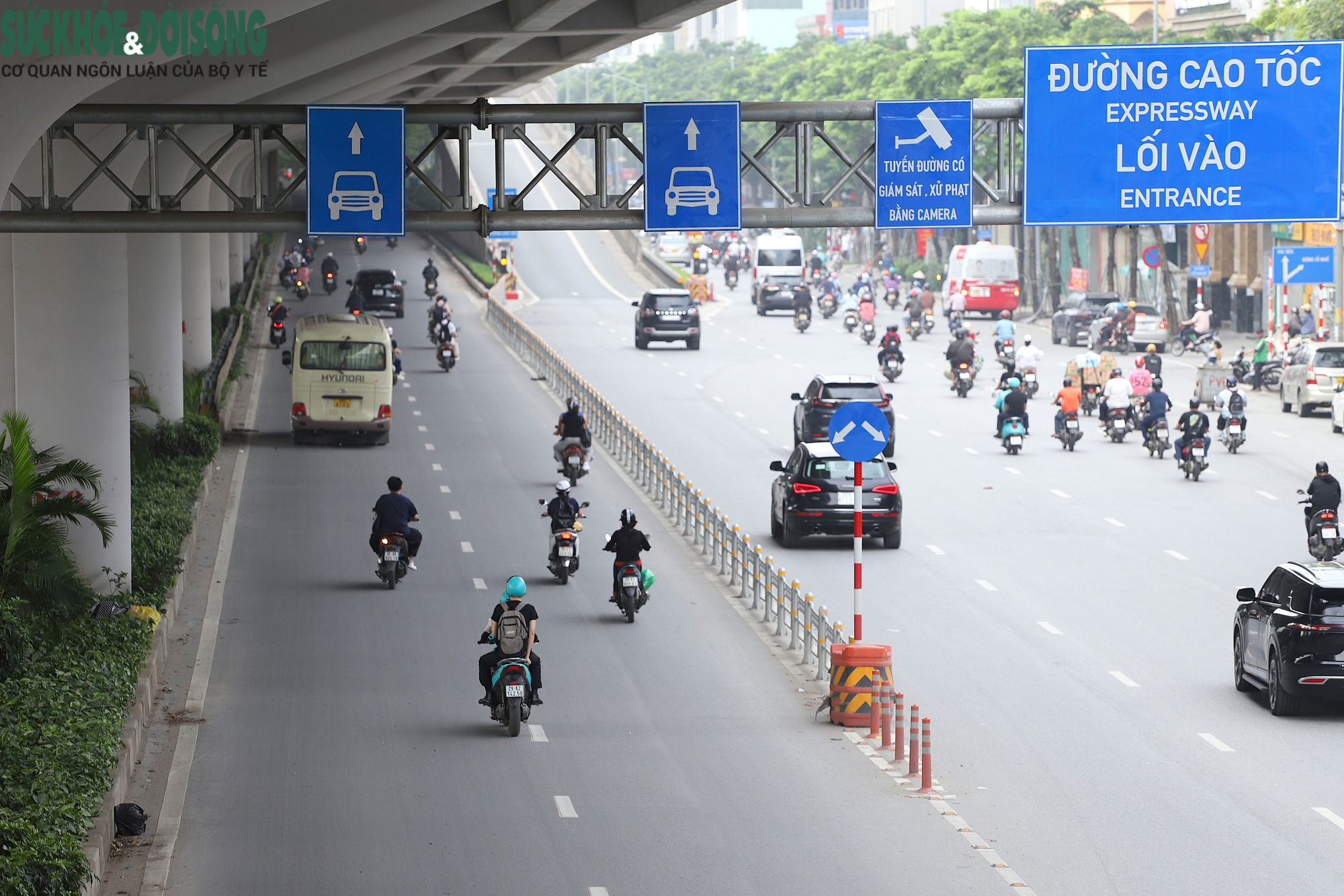 Tại tuyến đường Phạm Văn Đồng, có thời điểm ghi nhận hơn 40 xe máy di chuyển vào làn ô tô chỉ trong vòng một phút. Tại tuyến đường Phạm Văn Đồng, có thời điểm ghi nhận hơn 40 xe máy di chuyển vào làn ô tô chỉ trong vòng một phút.