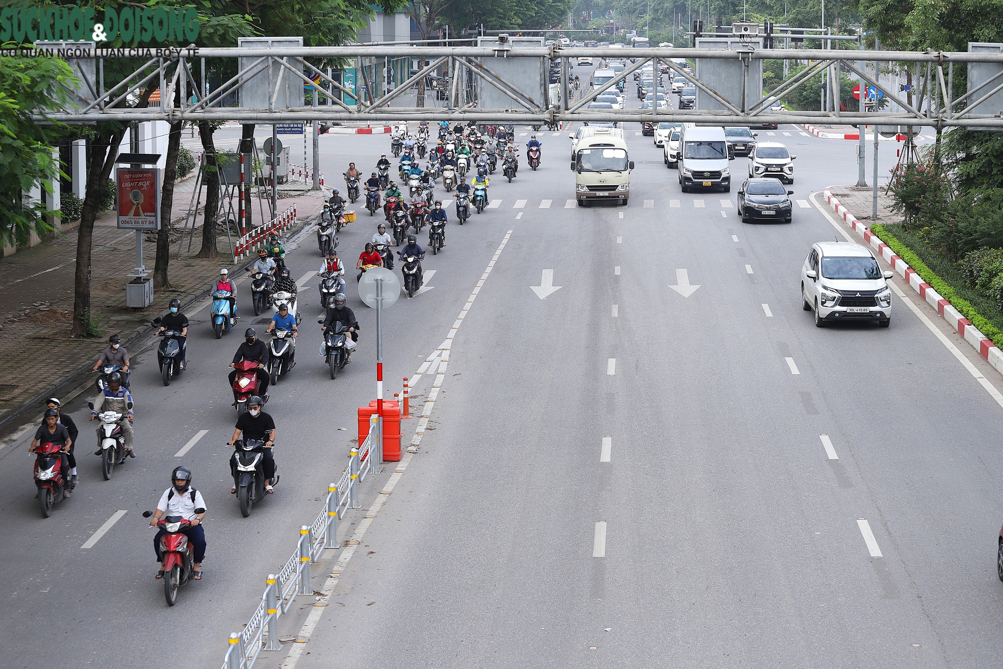 Sau phân làn: Loạt xe máy chen làn ô tô trên đường Phạm Văn Đồng, đường Võ Chí Công lộ vấn đề khác- Ảnh 5. Sau phân làn: Loạt xe máy chen làn ô tô trên đường Phạm Văn Đồng, đường Võ Chí Công lộ vấn đề khác- Ảnh 5.