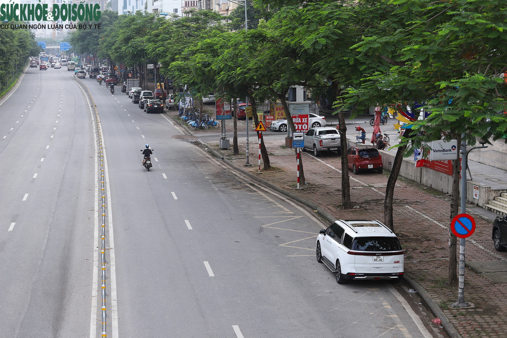 Sau phân làn: Loạt xe máy chen làn ô tô trên đường Phạm Văn Đồng, đường Võ Chí Công lộ vấn đề khác- Ảnh 6. Sau phân làn: Loạt xe máy chen làn ô tô trên đường Phạm Văn Đồng, đường Võ Chí Công lộ vấn đề khác- Ảnh 6.