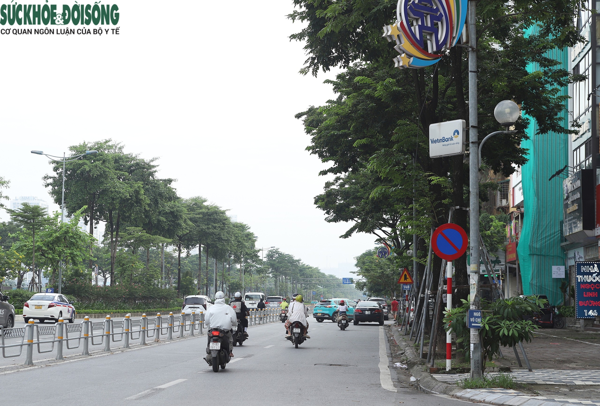 Sau phân làn: Loạt xe máy chen làn ô tô trên đường Phạm Văn Đồng, đường Võ Chí Công lộ vấn đề khác- Ảnh 7. Sau phân làn: Loạt xe máy chen làn ô tô trên đường Phạm Văn Đồng, đường Võ Chí Công lộ vấn đề khác- Ảnh 7.