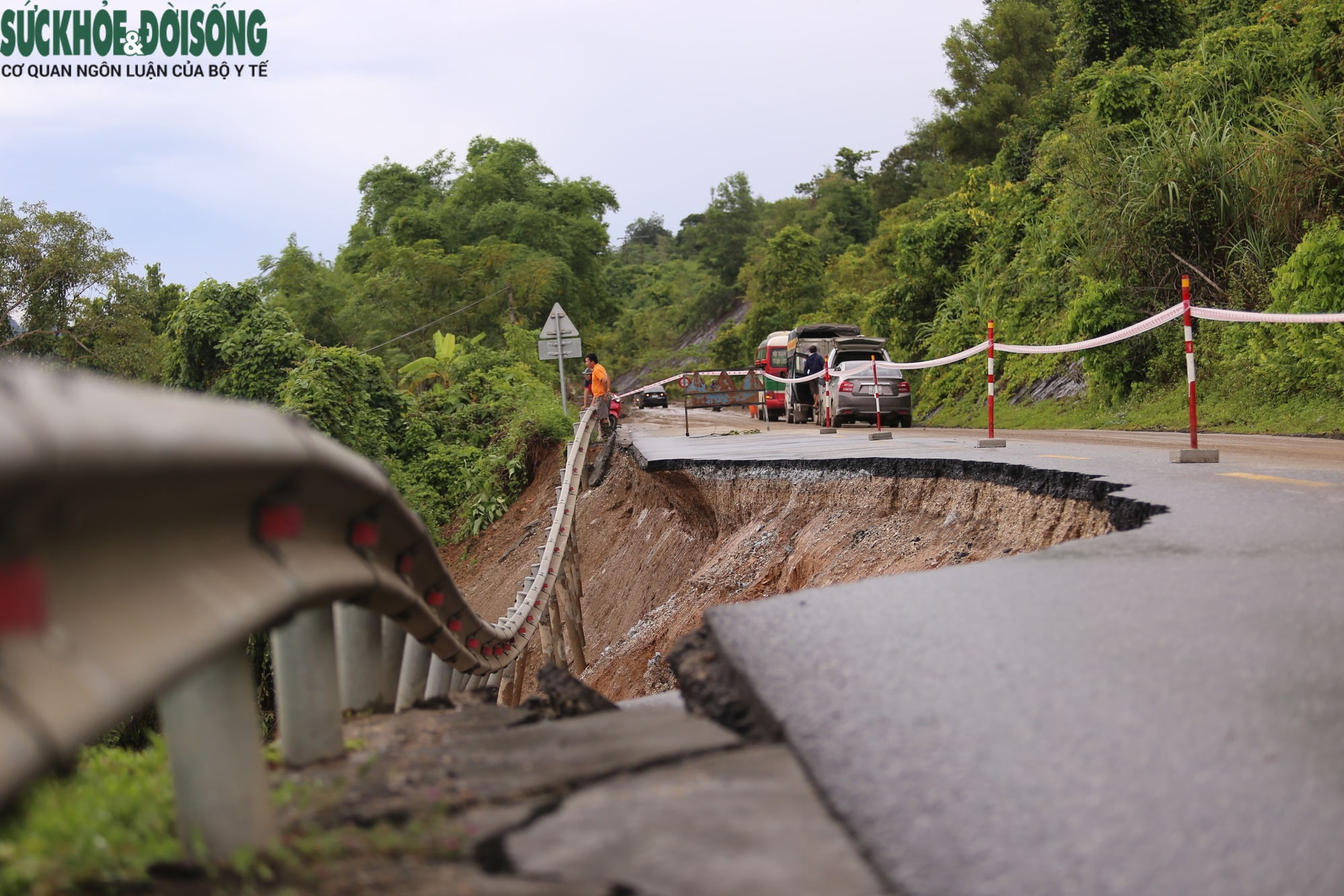 Cận cảnh trục giao thông huyết mạch Quốc lộ 7 tan hoang sau lũ- Ảnh 2. Cận cảnh trục giao thông huyết mạch Quốc lộ 7 tan hoang sau lũ- Ảnh 2.