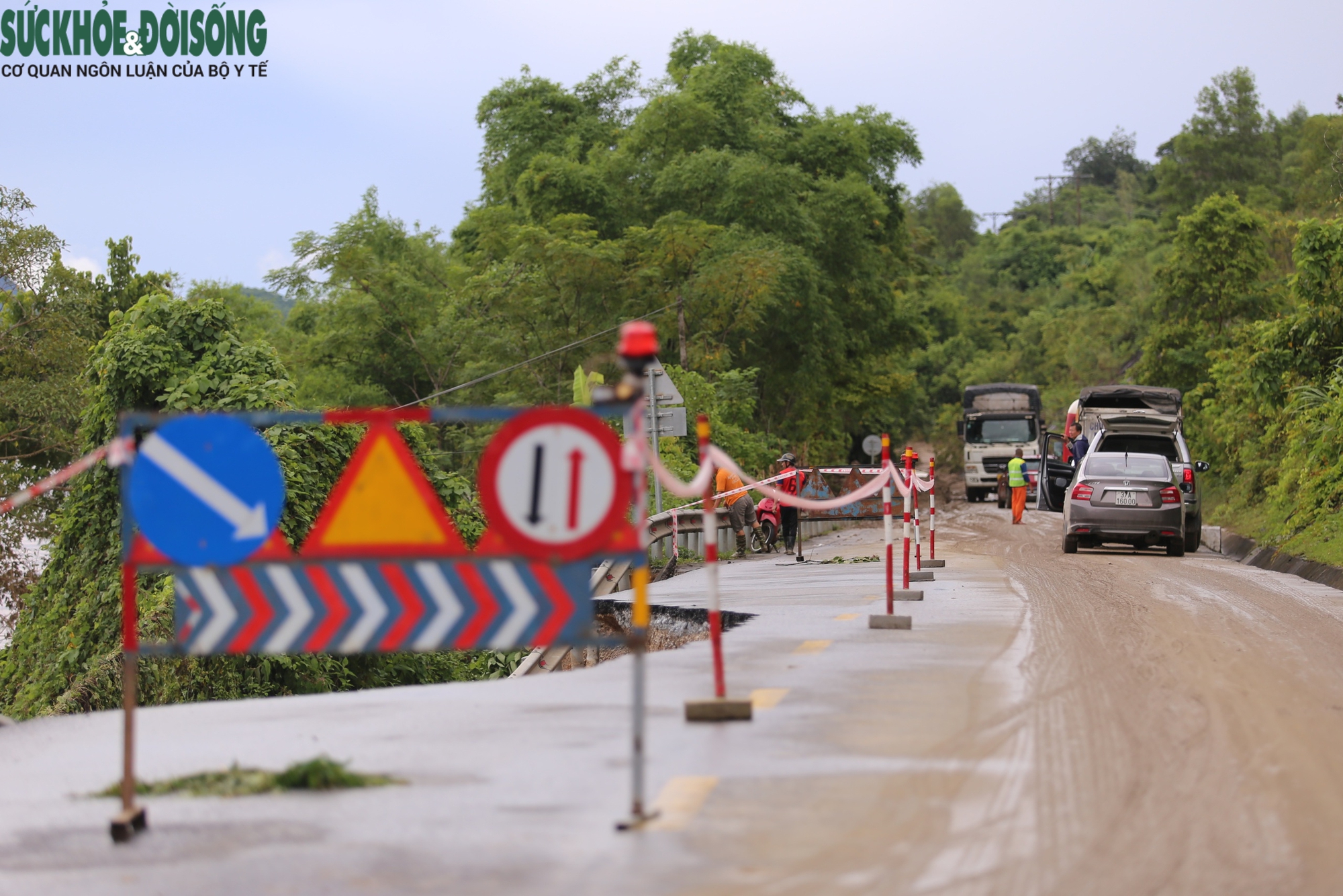 Cận cảnh trục giao thông huyết mạch Quốc lộ 7 tan hoang sau lũ- Ảnh 3. Cận cảnh trục giao thông huyết mạch Quốc lộ 7 tan hoang sau lũ- Ảnh 3.