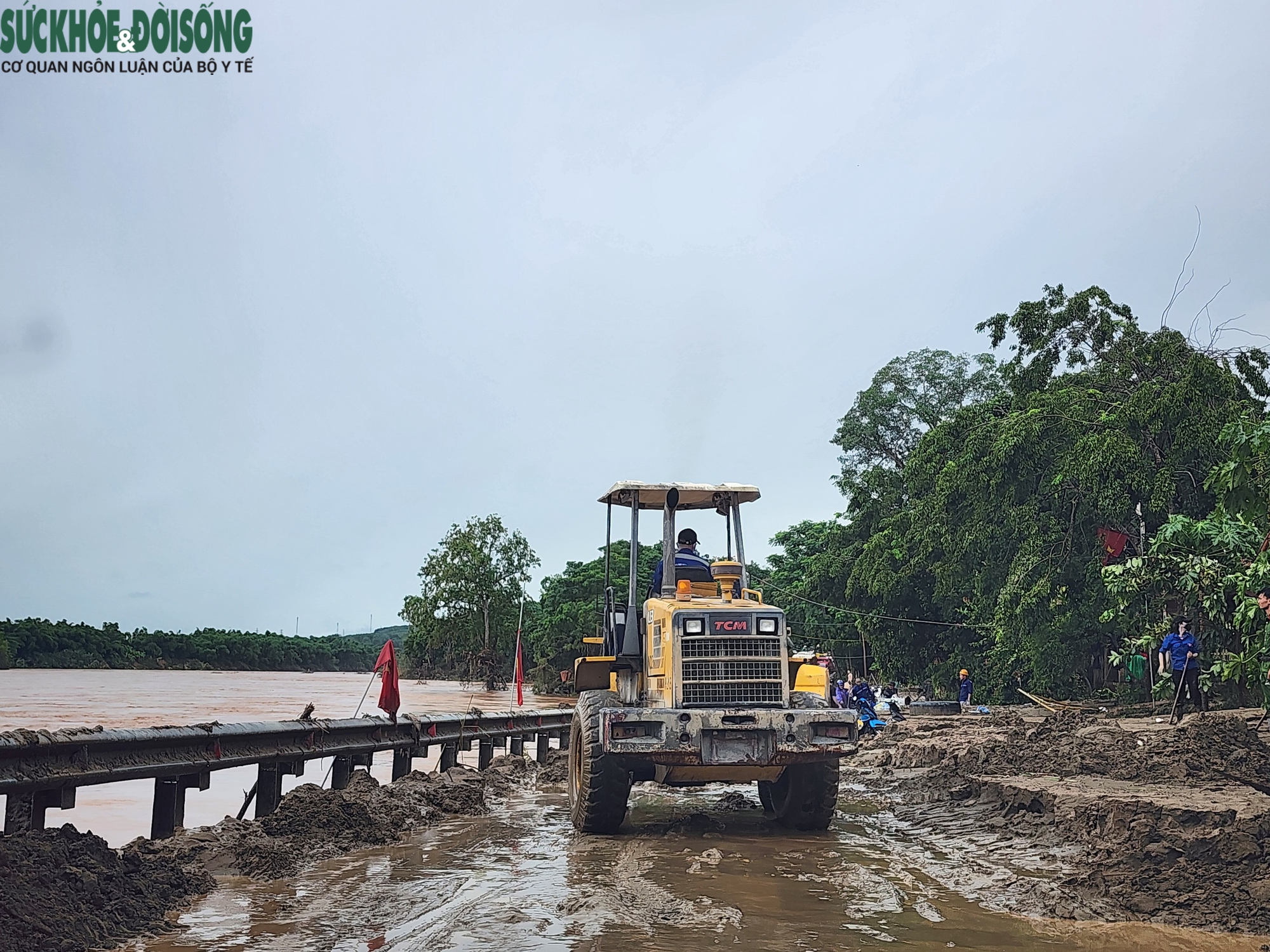 Cận cảnh trục giao thông huyết mạch Quốc lộ 7 tan hoang sau lũ- Ảnh 5. Cận cảnh trục giao thông huyết mạch Quốc lộ 7 tan hoang sau lũ- Ảnh 5.