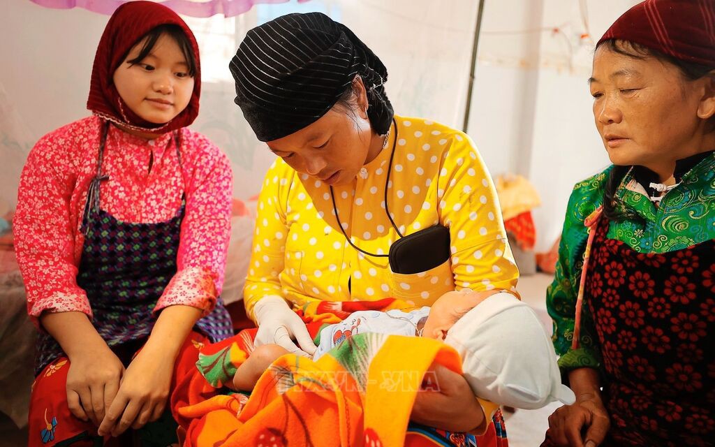 Nội dung đào tạo chuyên môn và nghiệp vụ của nhân viên y tế kiêm cô đỡ thôn bản - Ảnh 4.