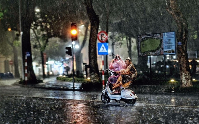Hà Nội mưa dông trước khi bước vào nắng nóng diện rộng