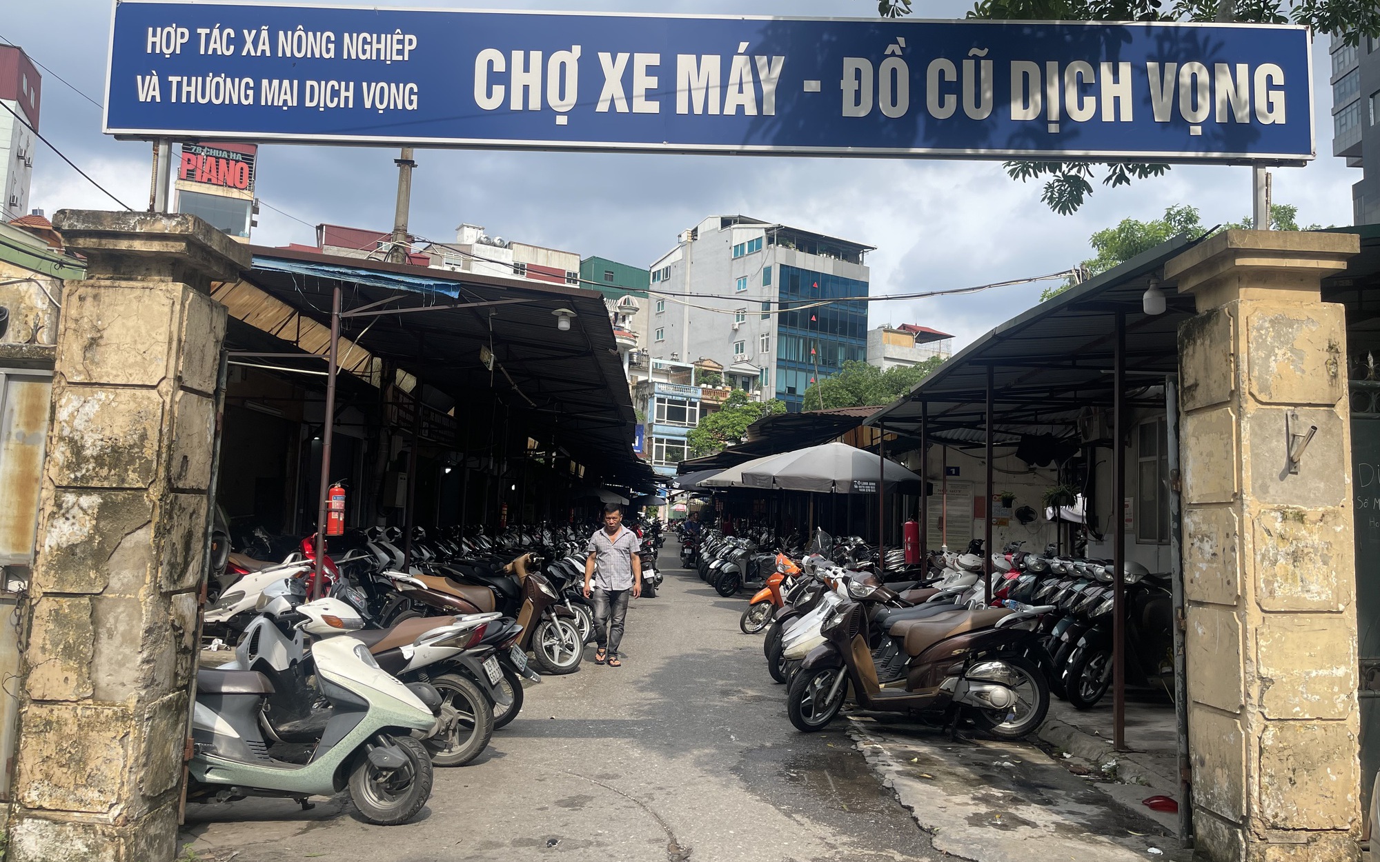Trước lộ trình cấm xe xăng, chợ xe máy lớn nhất Hà Nội: "Trước bán 10, giờ mất 9"