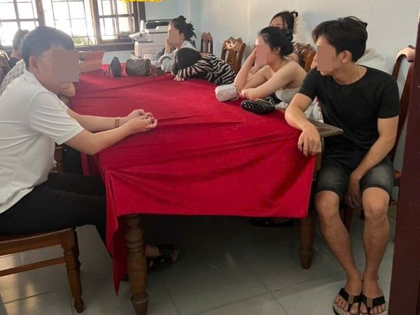 Nhóm nam nữ 'bay lắc' bằng ma túy tại 2 quán karaoke- Ảnh 2. Nhóm nam nữ 'bay lắc' bằng ma túy tại 2 quán karaoke- Ảnh 2.