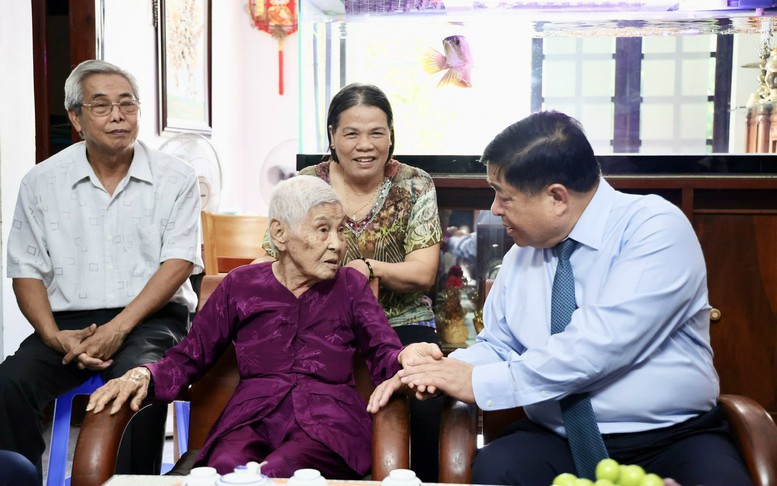Phó Thủ tướng thăm, tặng quà Mẹ Việt Nam anh hùng, gia đình chính sách ở Khánh Hòa