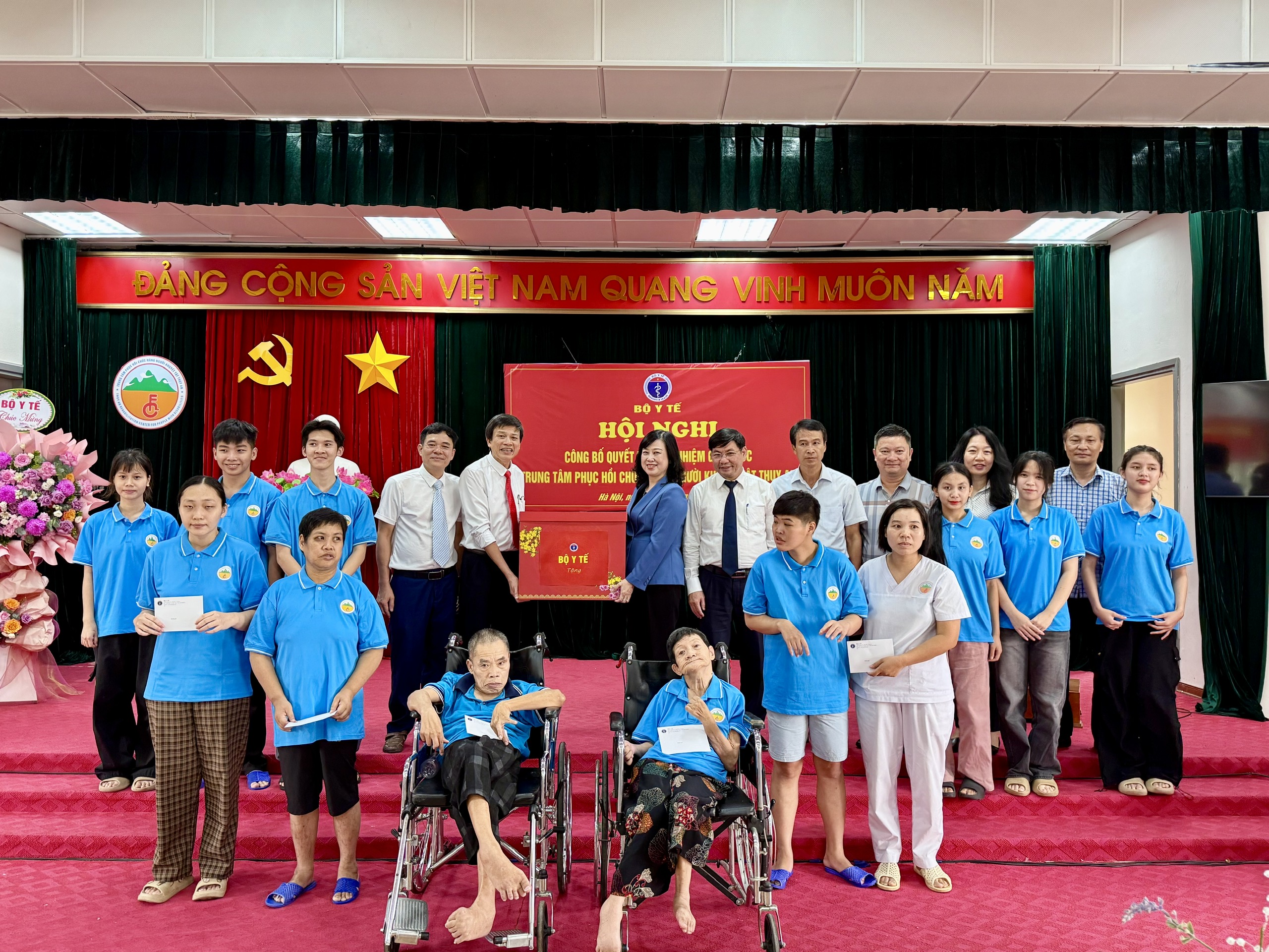 Bộ trưởng Đào Hồng Lan trao quyết định bổ nhiệm Giám đốc Trung tâm Phục hồi chức năng người khuyết tật Thuỵ An- Ảnh 4.