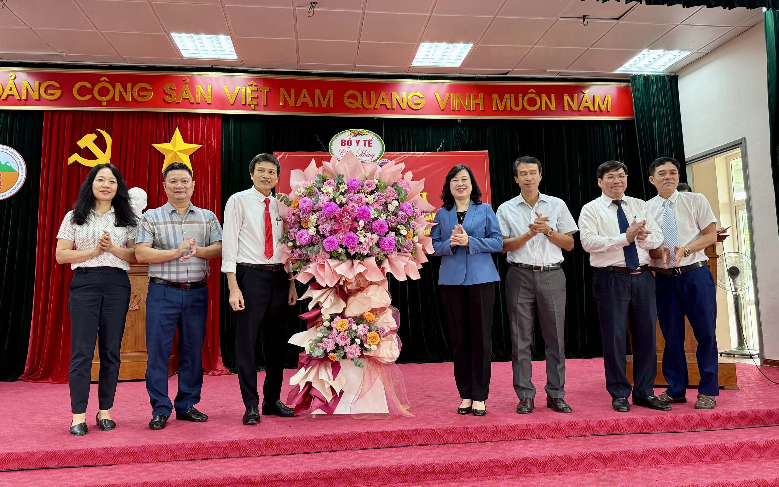 Bộ trưởng Đào Hồng Lan trao quyết định bổ nhiệm Giám đốc Trung tâm Phục hồi chức năng người khuyết tật Thuỵ An- Ảnh 3.