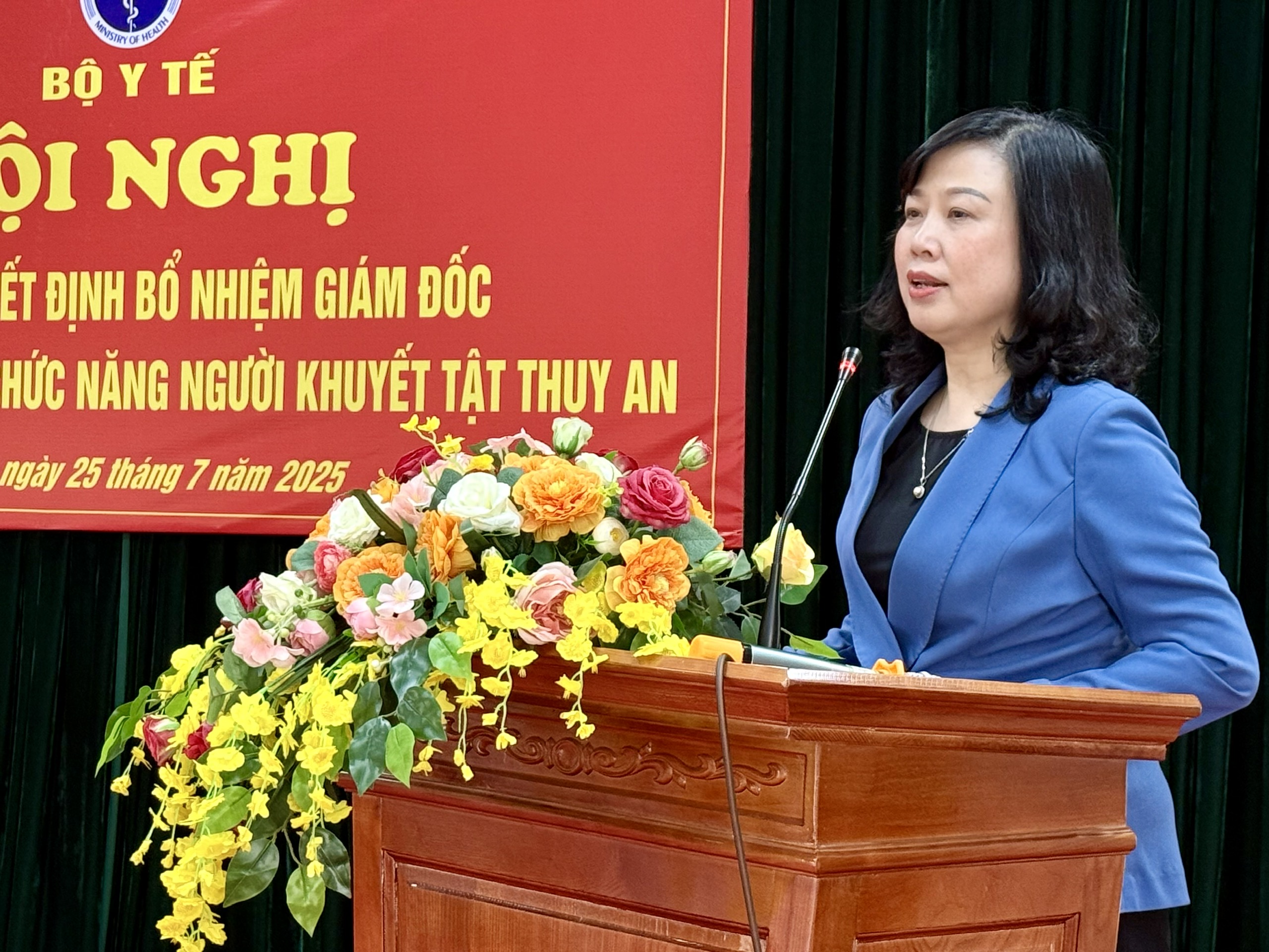 Bộ trưởng Đào Hồng Lan trao quyết định bổ nhiệm Giám đốc Trung tâm Phục hồi chức năng người khuyết tật Thuỵ An- Ảnh 2.