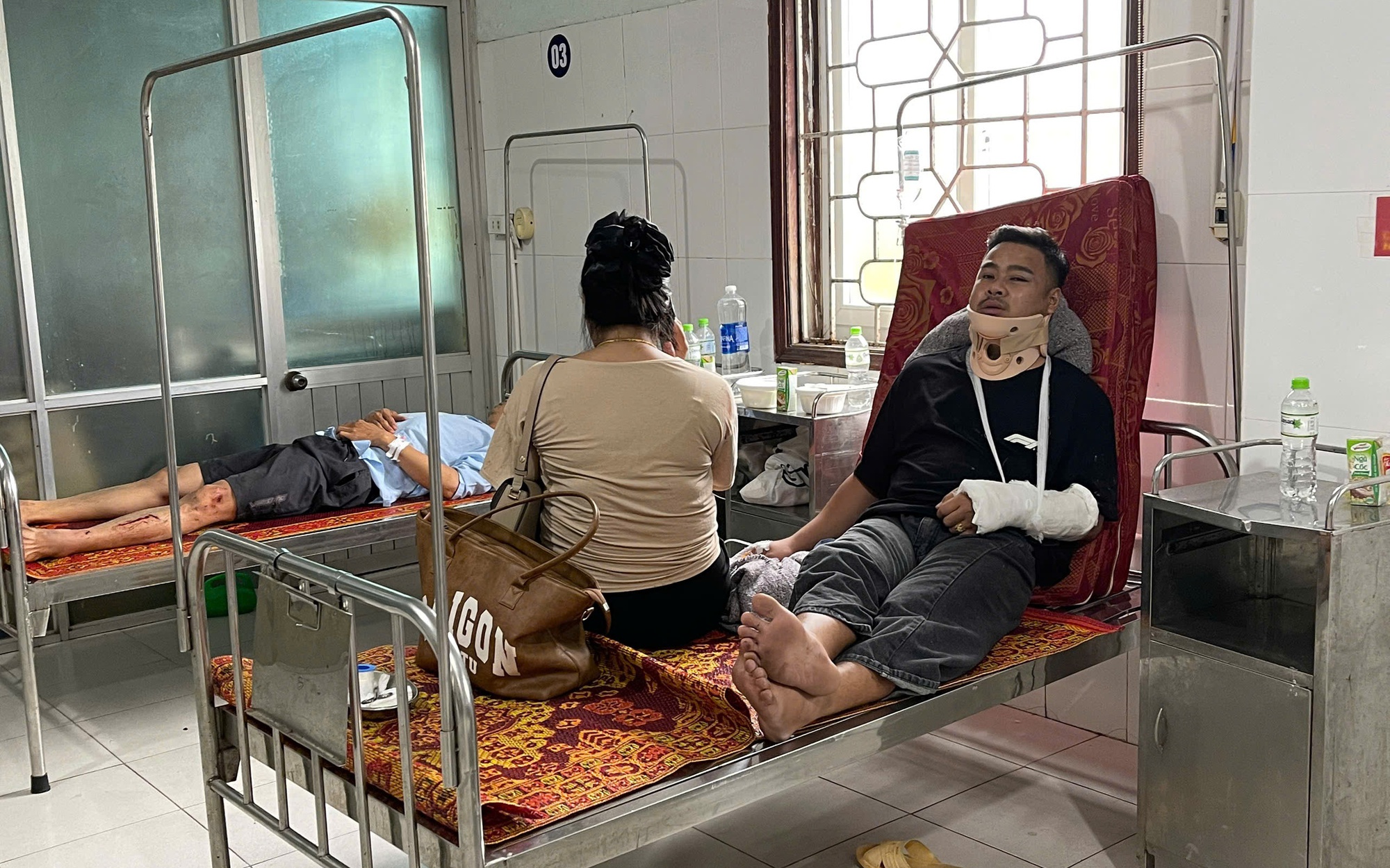 Giây phút xe khách lật kinh hoàng: Nhiều tiếng la hét, kêu cứu, có người bị hất văng ra ngoài