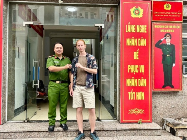 Hà Nội: Bắt giữ tài xế taxi 'cướp' điện thoại của du khách- Ảnh 2.