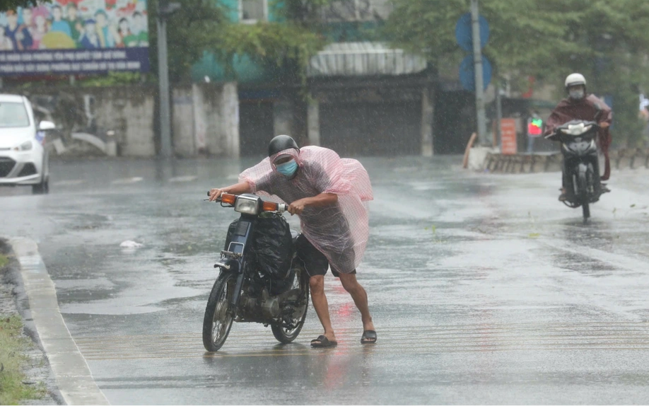 Miền Bắc mưa dông rải rác trước khi nắng nóng gay gắt