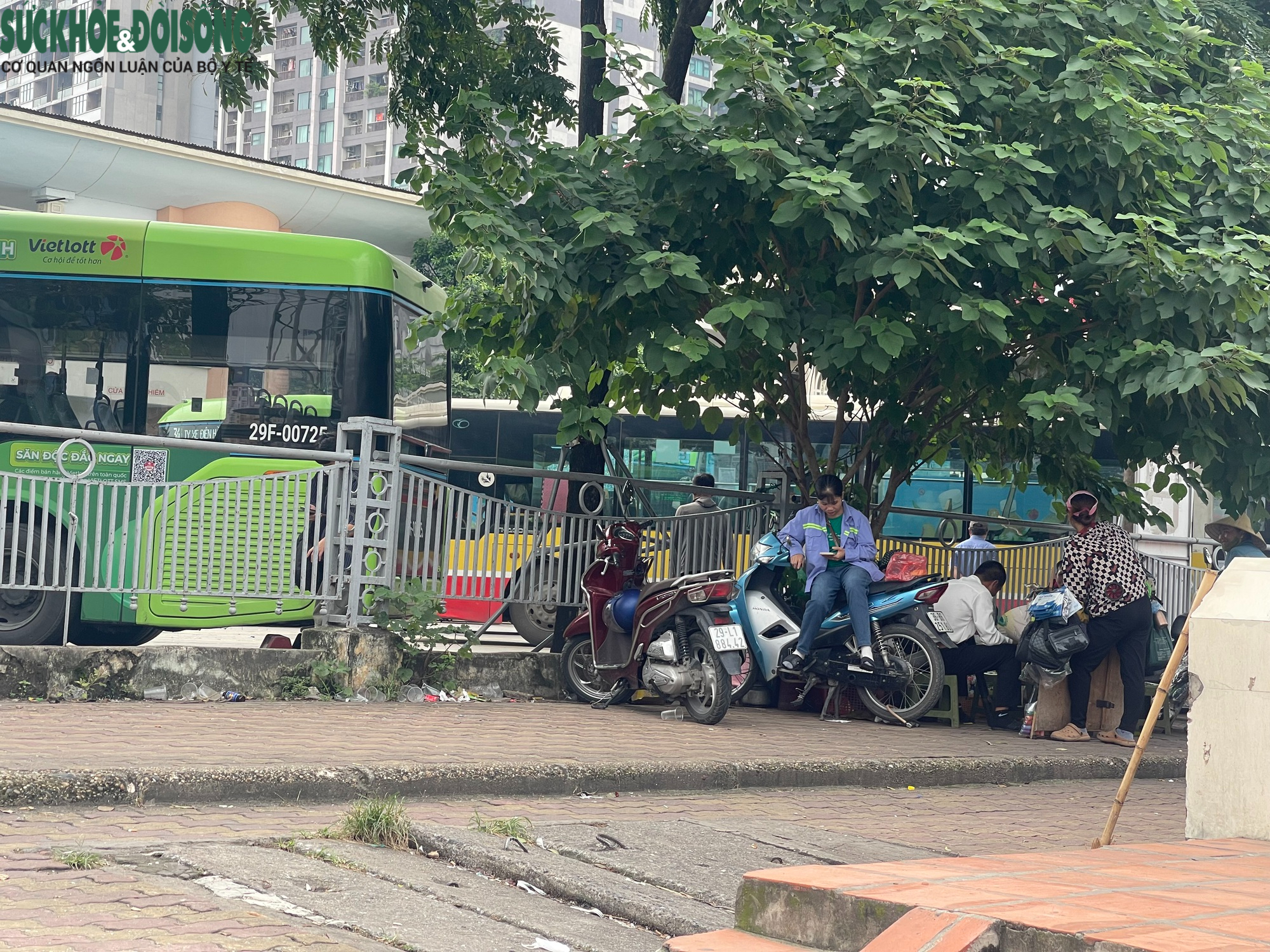 Hà Nội: Vỉa hè nơi cô gái bị người bán trà đá xua đuổi giờ ra sao?- Ảnh 1.