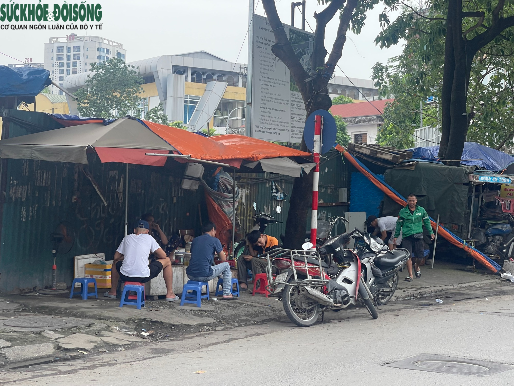 Hà Nội: Vỉa hè nơi cô gái bị người bán trà đá xua đuổi giờ ra sao?- Ảnh 4.