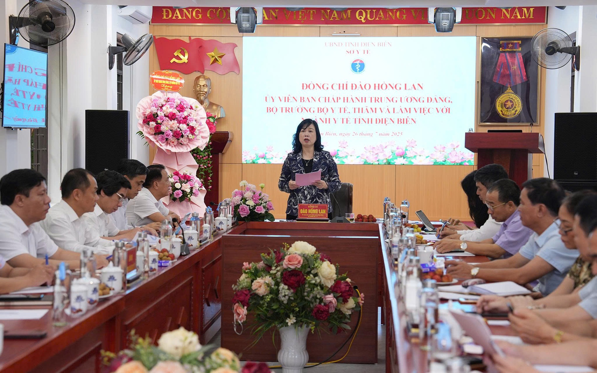 Bộ trưởng Đào Hồng Lan dâng hương, tri ân các Anh hùng, Liệt sĩ ở Điện Biên và kiểm tra hoạt động của Trạm Y tế sau sáp nhập- Ảnh 7. Bộ trưởng Đào Hồng Lan: Điện Biên đảm bảo công tác y tế khi thực hiện chính quyền địa phương 2 cấp, đặc biệt tại tuyến cơ sở