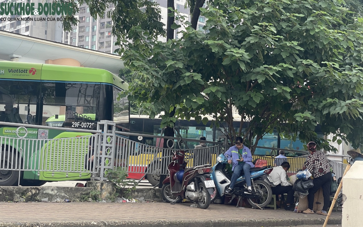Hà Nội: Vỉa hè nơi cô gái bị người bán trà đá xua đuổi giờ ra sao?
