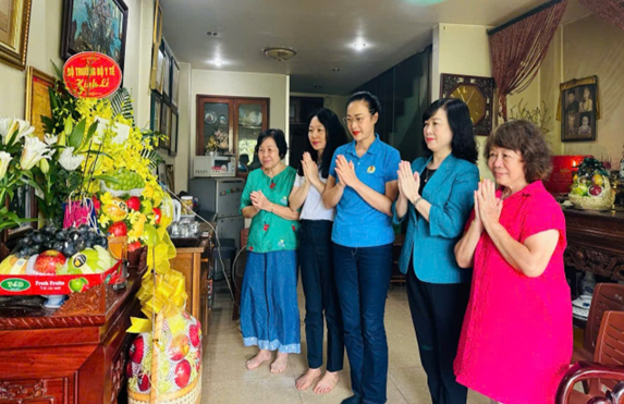Bộ trưởng Đào Hồng Lan thăm, tri ân gia đình Liệt sĩ, bác sĩ Đặng Thuỳ Trâm- Ảnh 1.