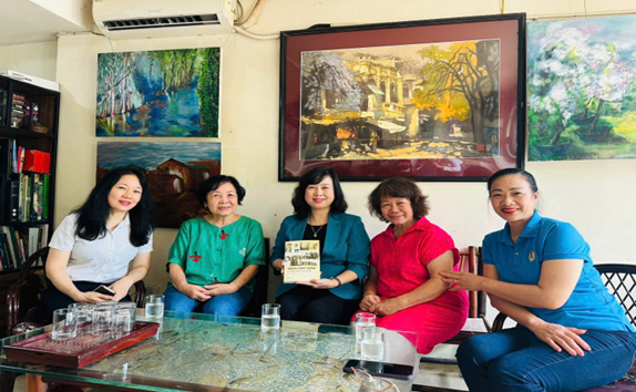 Bộ trưởng Đào Hồng Lan thăm, tri ân gia đình Liệt sĩ, bác sĩ Đặng Thuỳ Trâm- Ảnh 2.