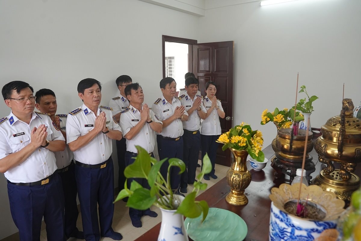 Chuyện về người vợ có chồng liệt sĩ 'nằm lại giữa trùng khơi'- Ảnh 3. Chuyện về người vợ có chồng liệt sĩ 'nằm lại giữa trùng khơi'- Ảnh 3.