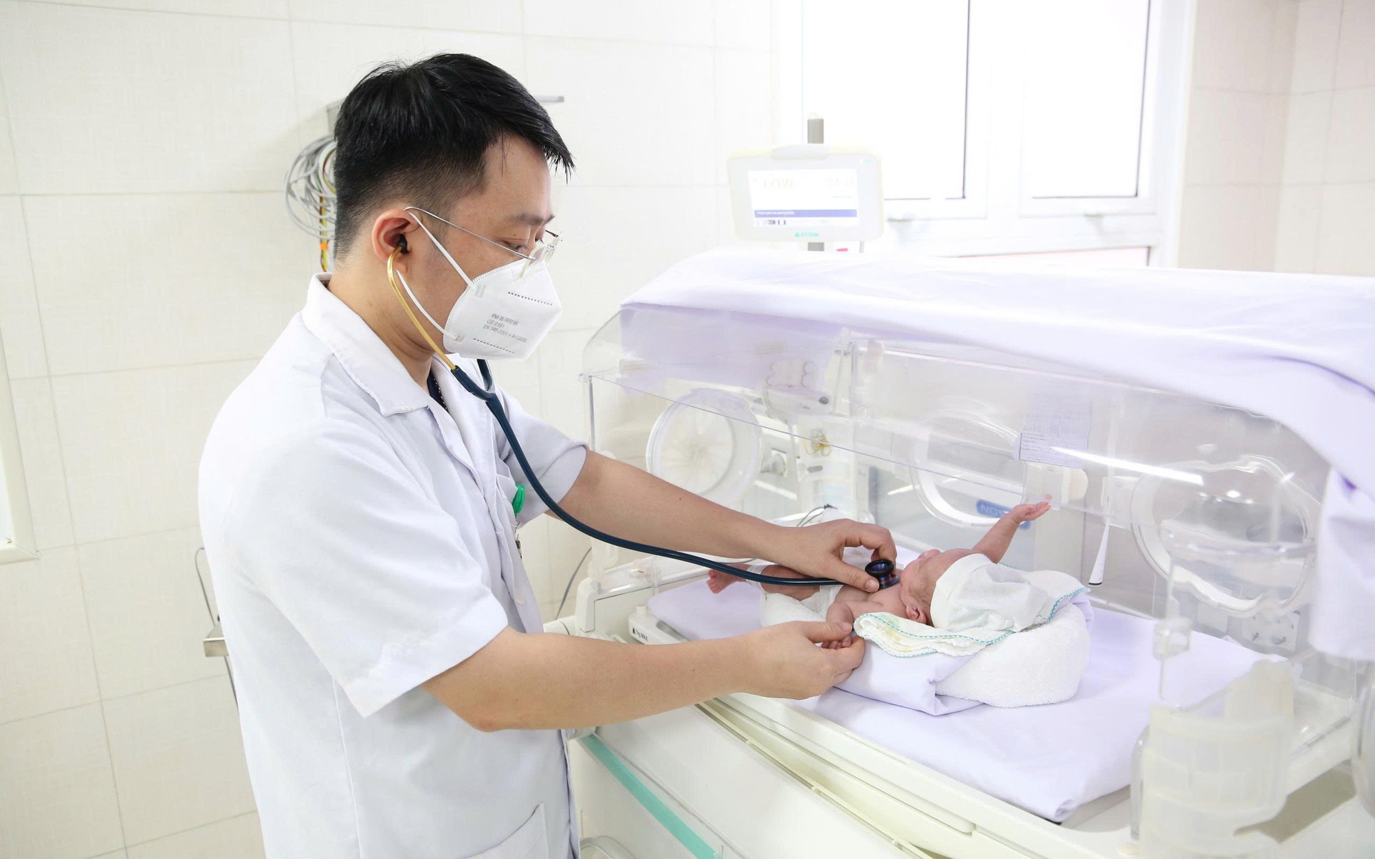 Hành trình 103 ngày cứu em bé sinh cực non của y bác sĩ tuyến dưới