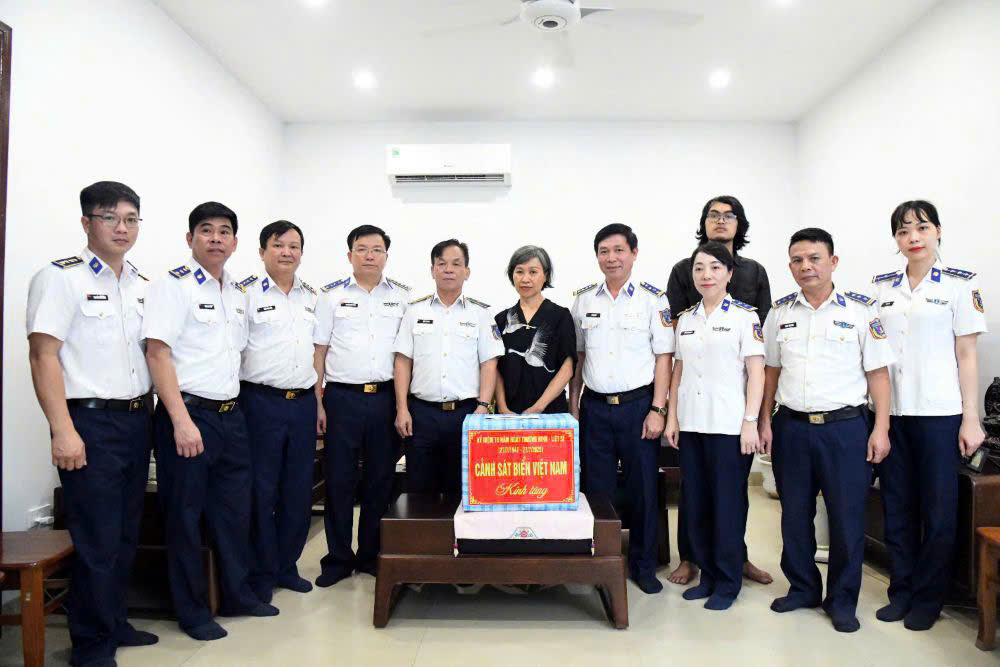 Chuyện về người vợ có chồng liệt sĩ 'nằm lại giữa trùng khơi'- Ảnh 4. Chuyện về người vợ có chồng liệt sĩ 'nằm lại giữa trùng khơi'- Ảnh 4.