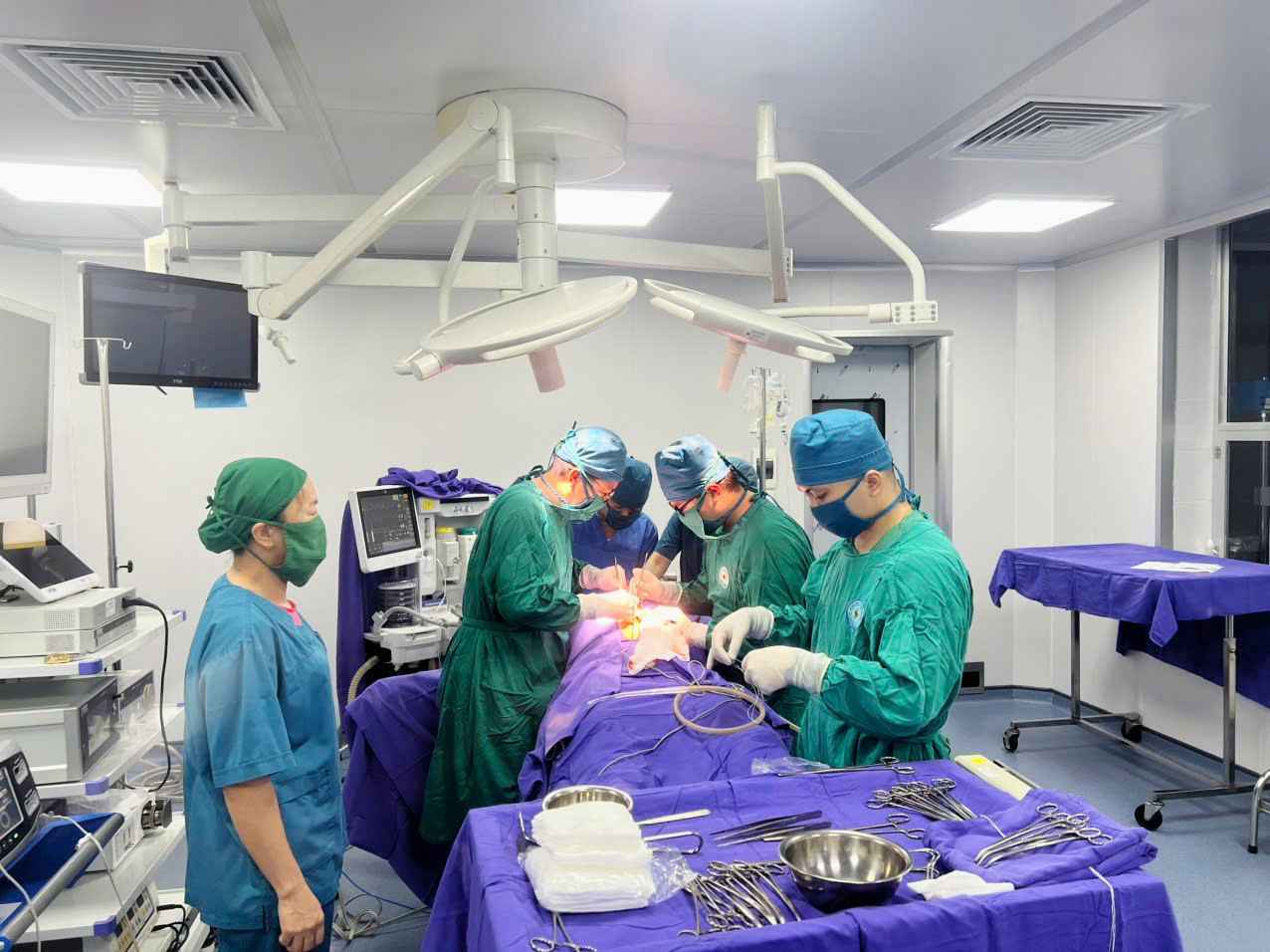Bác sĩ tuyến đảo xuyên đêm giành sự sống cho bệnh nhân sốc đa chấn thương- Ảnh 1. Bác sĩ tuyến đảo xuyên đêm giành sự sống cho bệnh nhân sốc đa chấn thương- Ảnh 1.
