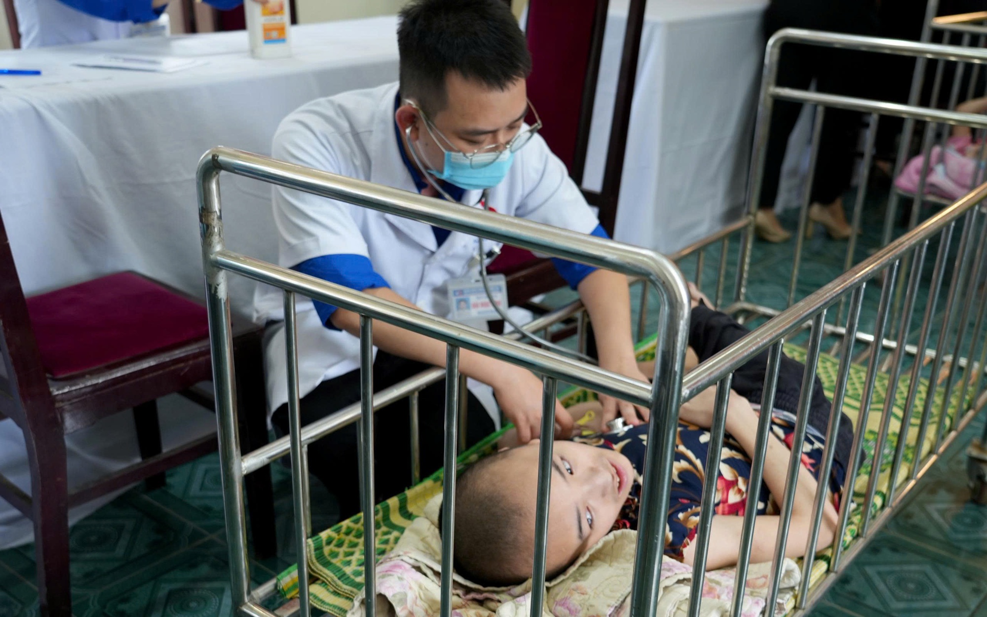 Khám bệnh, phát thuốc miễn phí cho hơn 200 người yếu thế tại Nghệ An