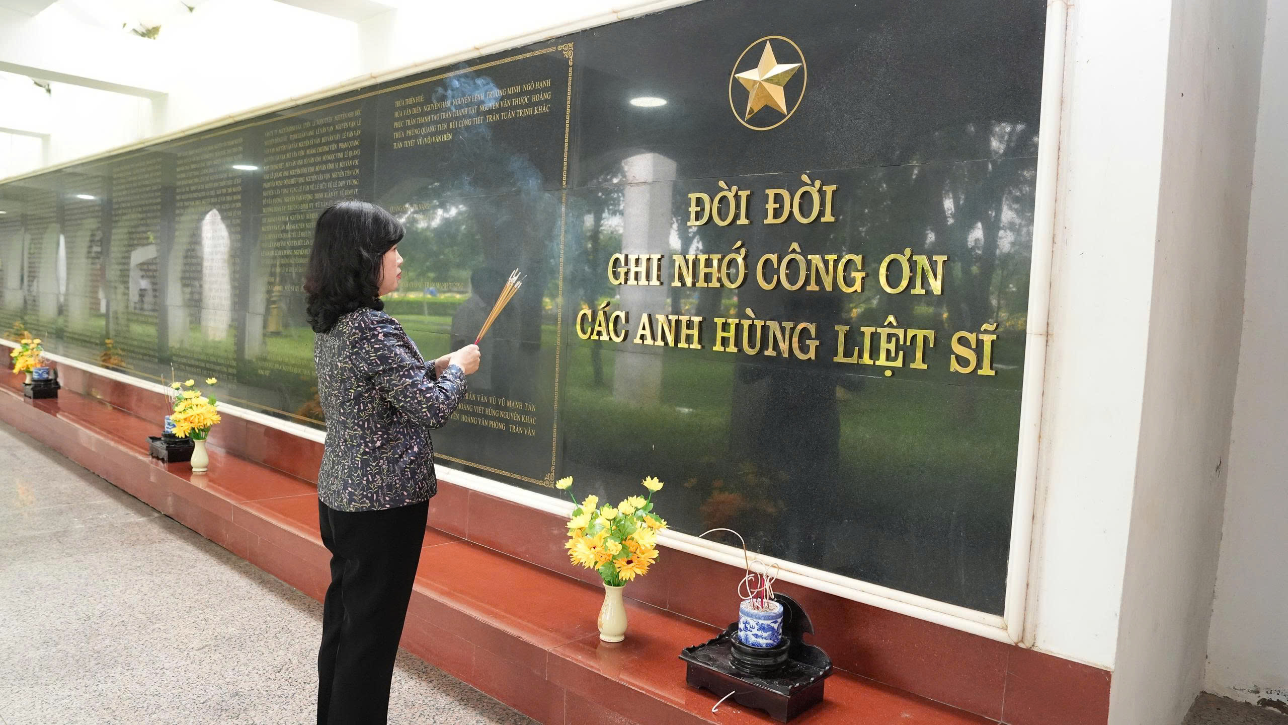 Bộ trưởng Đào Hồng Lan dâng hương, tri ân các Anh hùng, Liệt sĩ ở Điện Biên và kiểm tra hoạt động của Trạm Y tế sau sáp nhập- Ảnh 2. Bộ trưởng Đào Hồng Lan dâng hương, tri ân các Anh hùng, Liệt sĩ ở Điện Biên và kiểm tra hoạt động của Trạm Y tế sau sáp nhập- Ảnh 2.