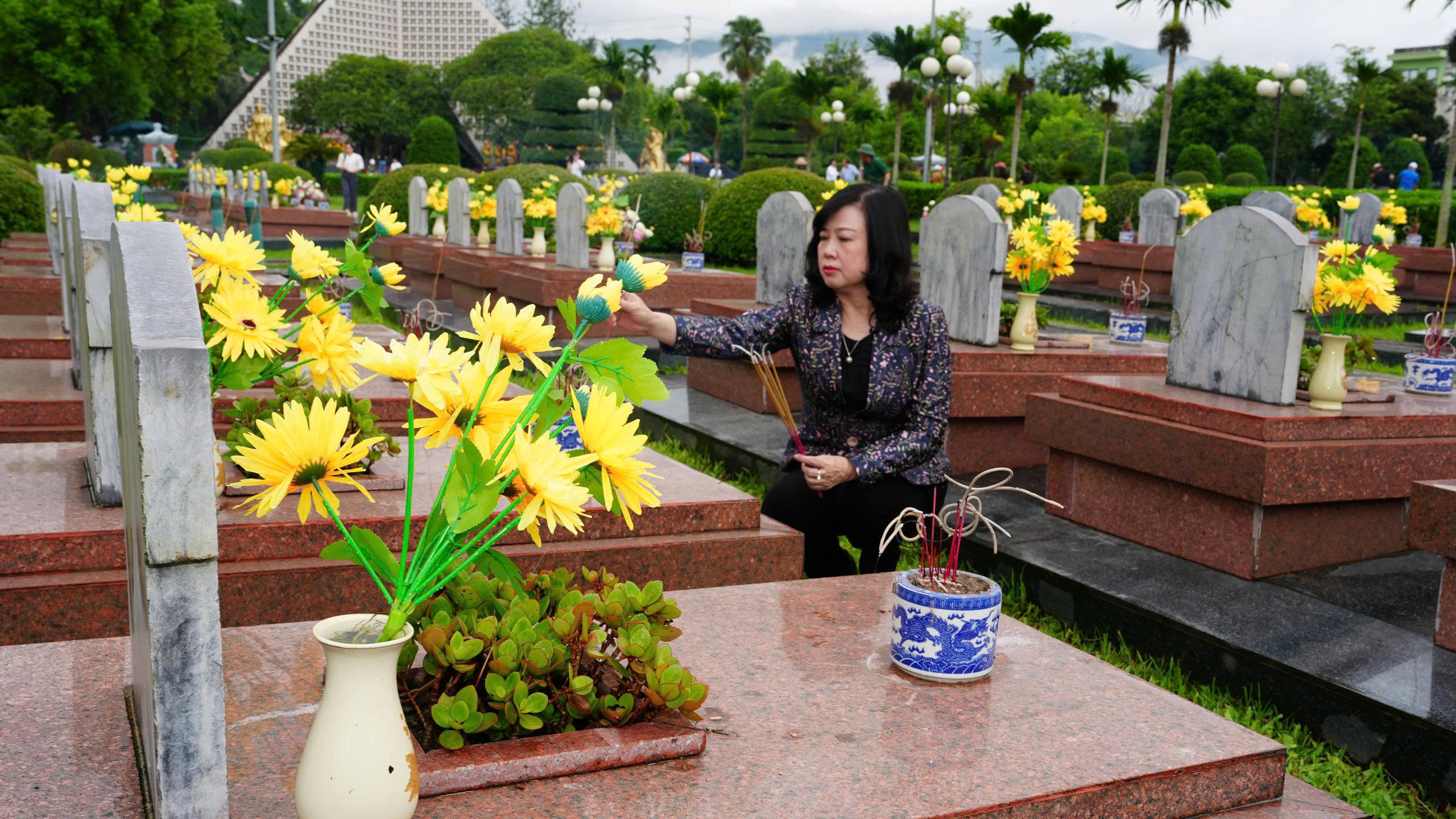 Bộ trưởng Đào Hồng Lan dâng hương, tri ân các Anh hùng, Liệt sĩ ở Điện Biên và kiểm tra hoạt động của Trạm Y tế sau sáp nhập- Ảnh 3. Bộ trưởng Đào Hồng Lan dâng hương, tri ân các Anh hùng, Liệt sĩ ở Điện Biên và kiểm tra hoạt động của Trạm Y tế sau sáp nhập- Ảnh 3.