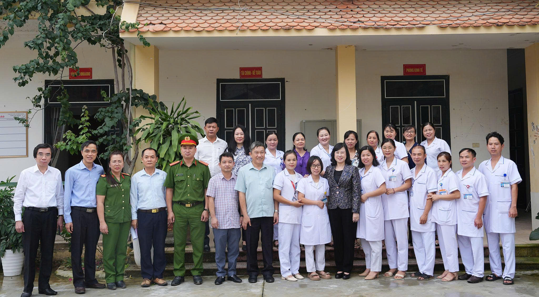 Bộ trưởng Đào Hồng Lan dâng hương, tri ân các Anh hùng, Liệt sĩ ở Điện Biên và kiểm tra hoạt động của Trạm Y tế sau sáp nhập- Ảnh 6. Bộ trưởng Đào Hồng Lan dâng hương, tri ân các Anh hùng, Liệt sĩ ở Điện Biên và kiểm tra hoạt động của Trạm Y tế sau sáp nhập- Ảnh 6.