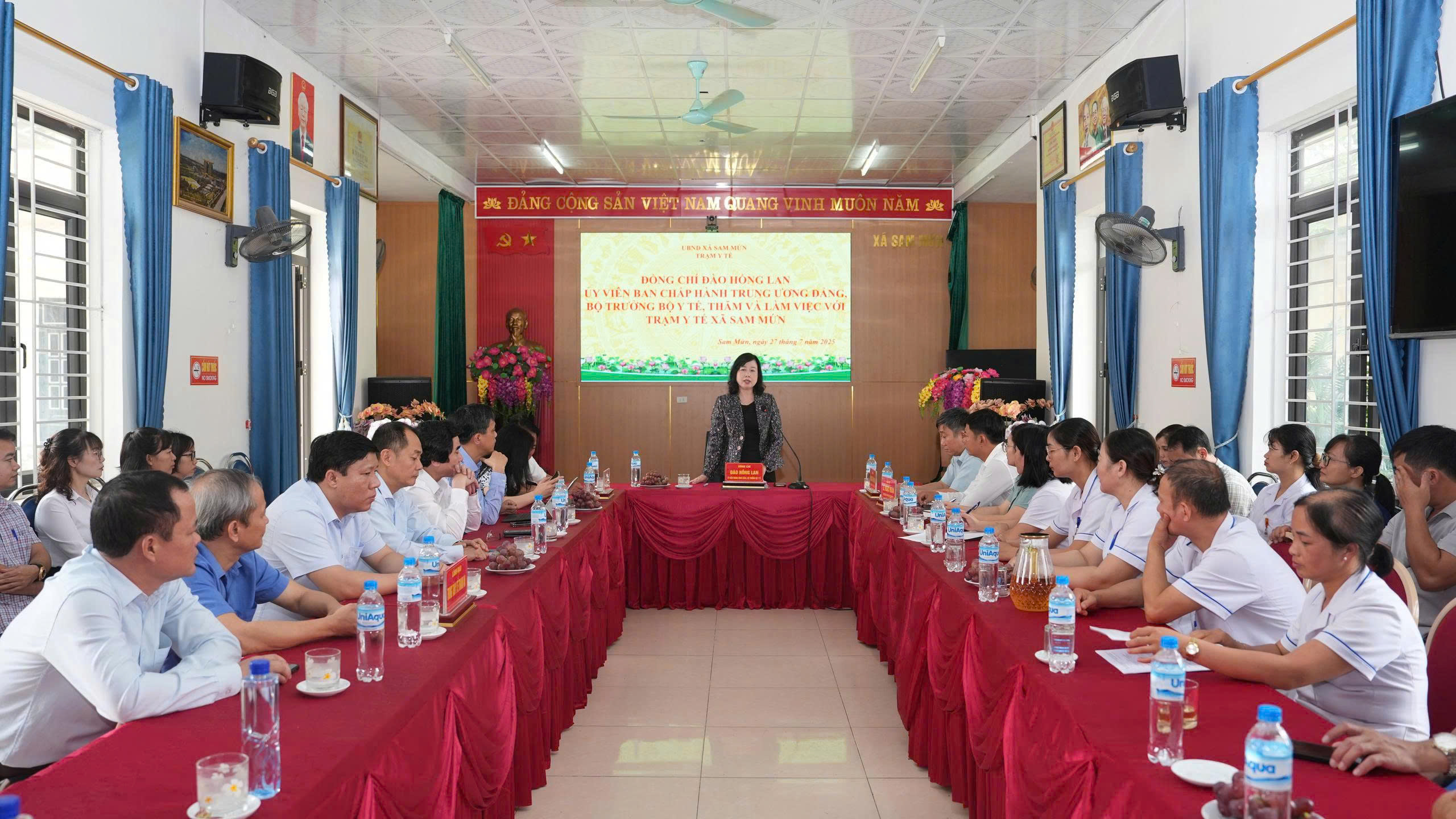 Bộ trưởng Đào Hồng Lan dâng hương, tri ân các Anh hùng, Liệt sĩ ở Điện Biên và kiểm tra hoạt động của Trạm Y tế sau sáp nhập- Ảnh 5. Bộ trưởng Đào Hồng Lan dâng hương, tri ân các Anh hùng, Liệt sĩ ở Điện Biên và kiểm tra hoạt động của Trạm Y tế sau sáp nhập- Ảnh 5.