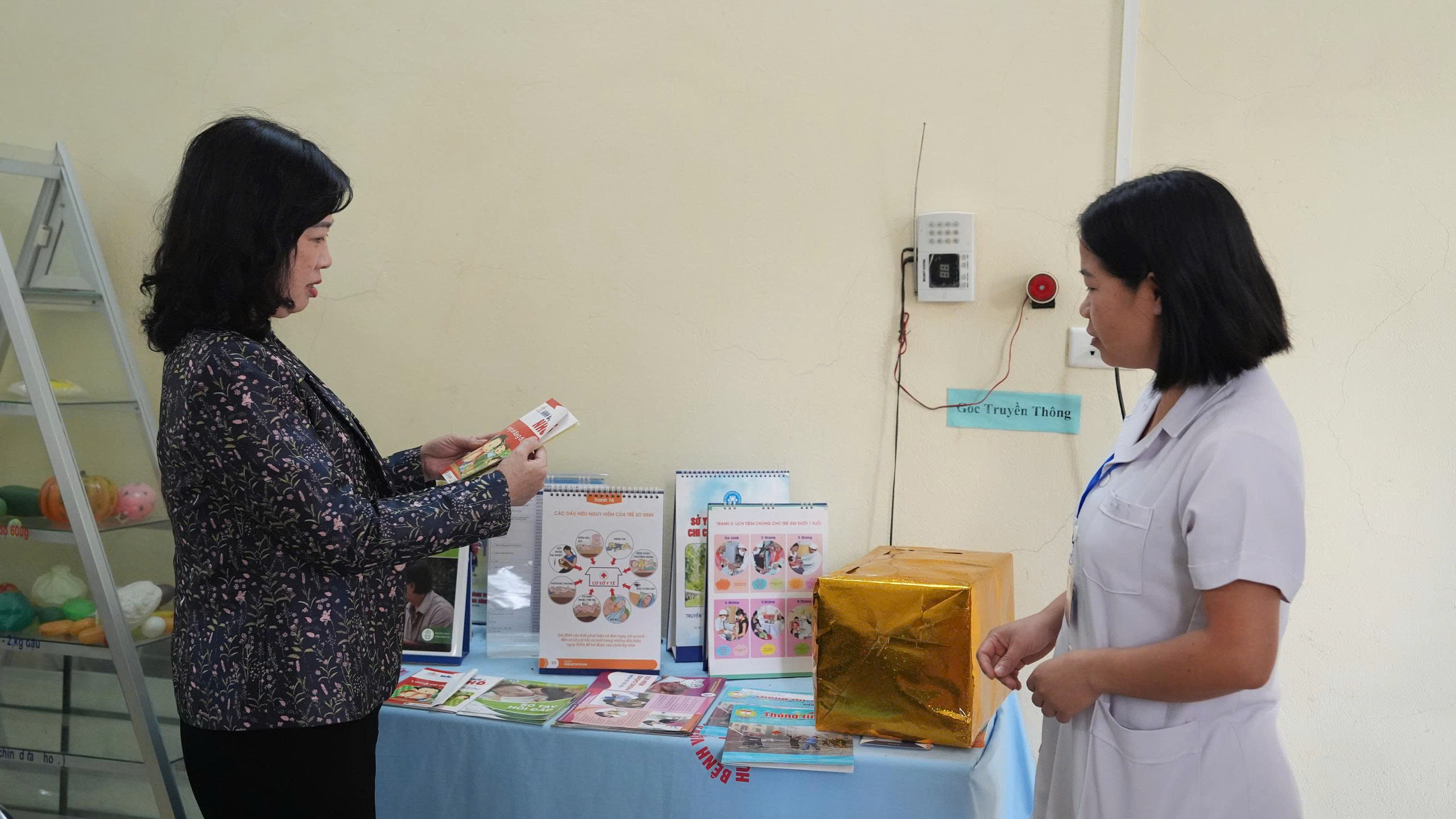 Bộ trưởng Đào Hồng Lan dâng hương, tri ân các Anh hùng, Liệt sĩ ở Điện Biên và kiểm tra hoạt động của Trạm Y tế sau sáp nhập- Ảnh 4. Bộ trưởng Đào Hồng Lan dâng hương, tri ân các Anh hùng, Liệt sĩ ở Điện Biên và kiểm tra hoạt động của Trạm Y tế sau sáp nhập- Ảnh 4.