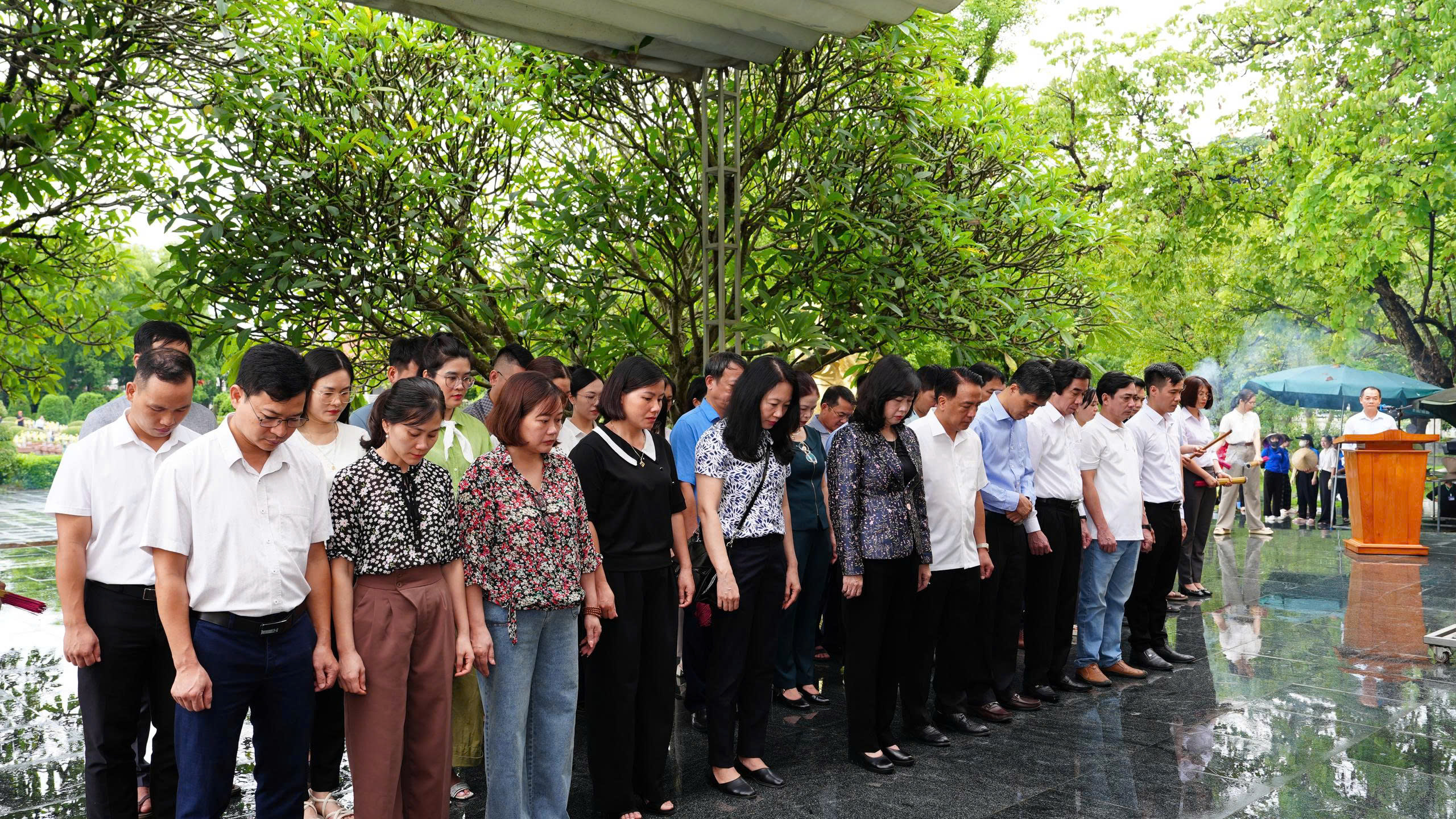 Bộ trưởng Đào Hồng Lan dâng hương, tri ân các Anh hùng, Liệt sĩ ở Điện Biên và kiểm tra hoạt động của Trạm Y tế sau sáp nhập- Ảnh 1. Bộ trưởng Đào Hồng Lan dâng hương, tri ân các Anh hùng, Liệt sĩ ở Điện Biên và kiểm tra hoạt động của Trạm Y tế sau sáp nhập- Ảnh 1.
