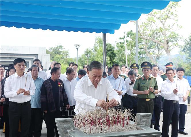 Tổng Bí thư Tô Lâm dâng hương tưởng niệm các Anh hùng, Liệt sĩ tại Điện Biên- Ảnh 1. Tổng Bí thư Tô Lâm dâng hương tưởng niệm các Anh hùng, Liệt sĩ tại Điện Biên- Ảnh 1.