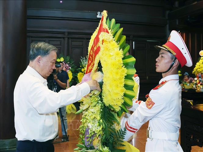 Tổng Bí thư Tô Lâm dâng hương tưởng niệm các Anh hùng, Liệt sĩ tại Điện Biên- Ảnh 2. Tổng Bí thư Tô Lâm dâng hương tưởng niệm các Anh hùng, Liệt sĩ tại Điện Biên- Ảnh 2.