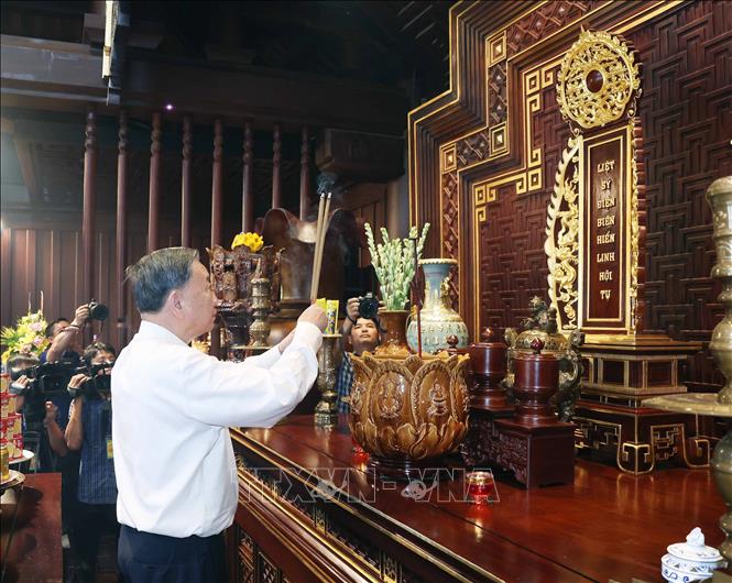Tổng Bí thư Tô Lâm dâng hương tưởng niệm các Anh hùng, Liệt sĩ tại Điện Biên- Ảnh 3. Tổng Bí thư Tô Lâm dâng hương tưởng niệm các Anh hùng, Liệt sĩ tại Điện Biên- Ảnh 3.