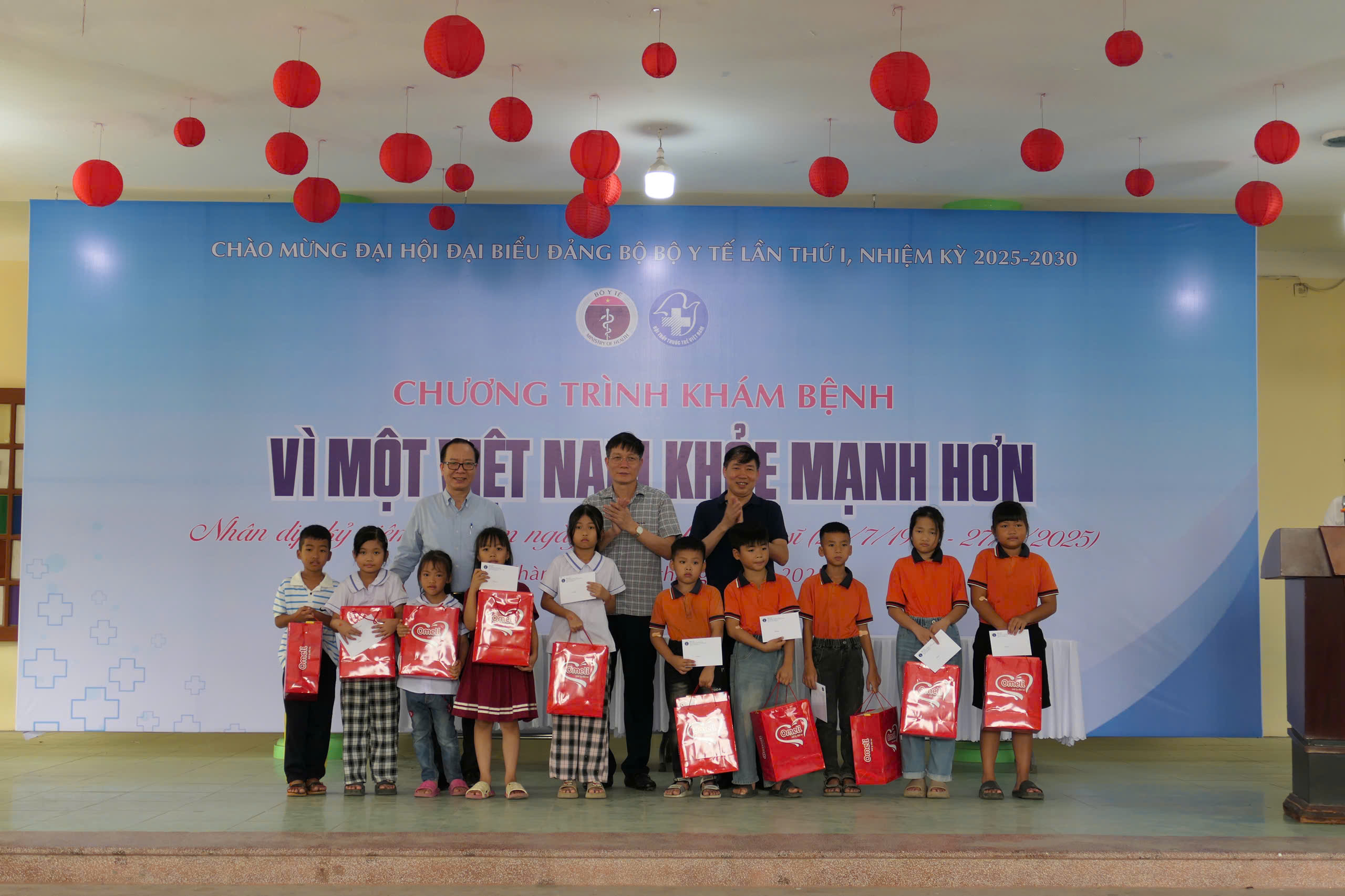 Bộ Y tế và Hội Thầy thuốc trẻ khám sức khoẻ miễn phí, tặng quà tri ân người có công, gia đình chính sách ở Hải Phòng- Ảnh 7. Bộ Y tế và Hội Thầy thuốc trẻ khám sức khoẻ miễn phí, tặng quà tri ân người có công, gia đình chính sách ở Hải Phòng- Ảnh 7.