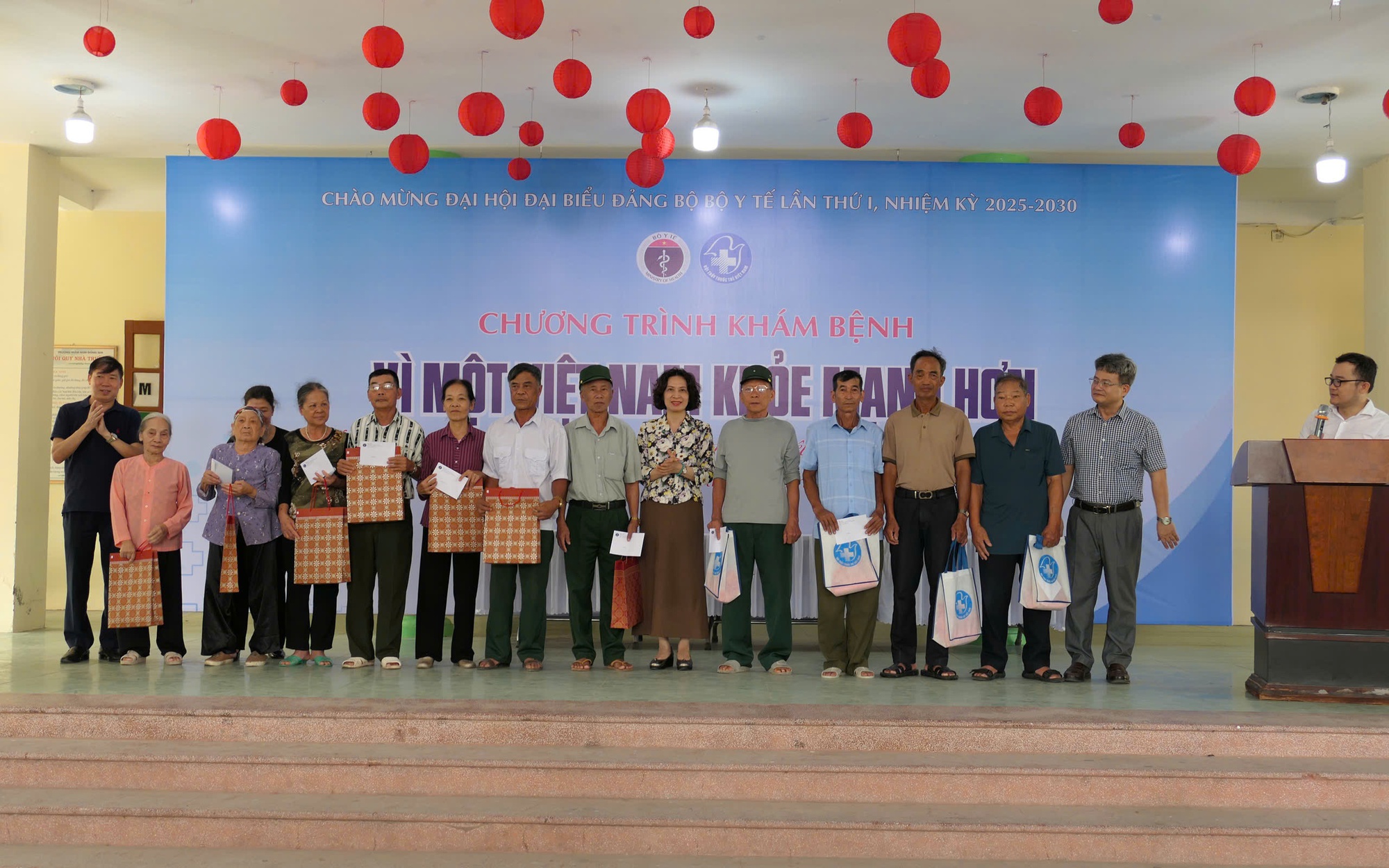 Blouse trắng trong kỷ nguyên vươn mình của dân tộc- Ảnh 4.