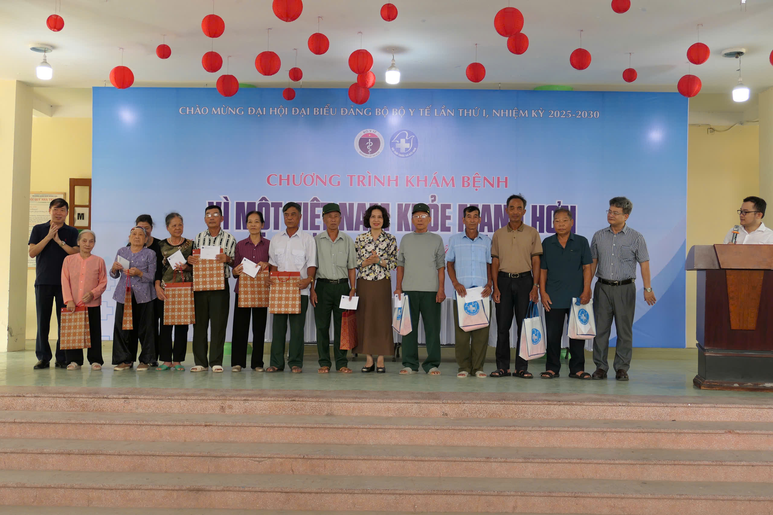 Bộ Y tế và Hội Thầy thuốc trẻ khám sức khoẻ miễn phí, tặng quà tri ân người có công, gia đình chính sách ở Hải Phòng- Ảnh 2. Bộ Y tế và Hội Thầy thuốc trẻ khám sức khoẻ miễn phí, tặng quà tri ân người có công, gia đình chính sách ở Hải Phòng- Ảnh 2.