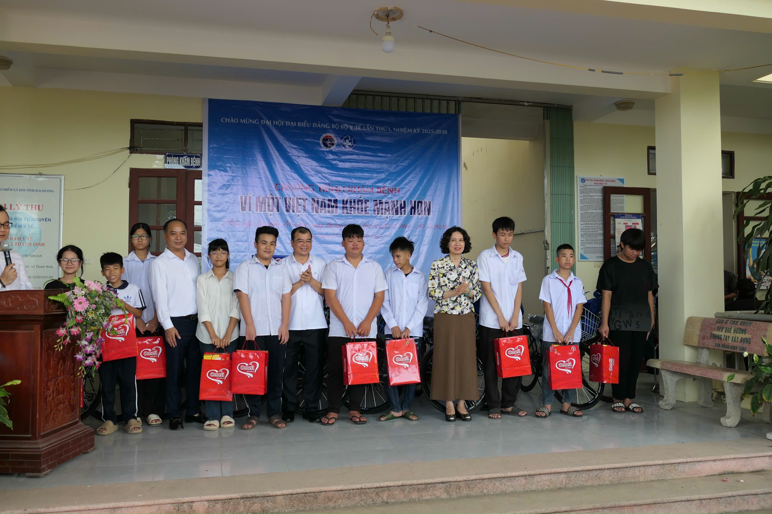 Bộ Y tế và Hội Thầy thuốc trẻ khám sức khoẻ miễn phí, tặng quà tri ân người có công, gia đình chính sách ở Hải Phòng- Ảnh 3. Bộ Y tế và Hội Thầy thuốc trẻ khám sức khoẻ miễn phí, tặng quà tri ân người có công, gia đình chính sách ở Hải Phòng- Ảnh 3.
