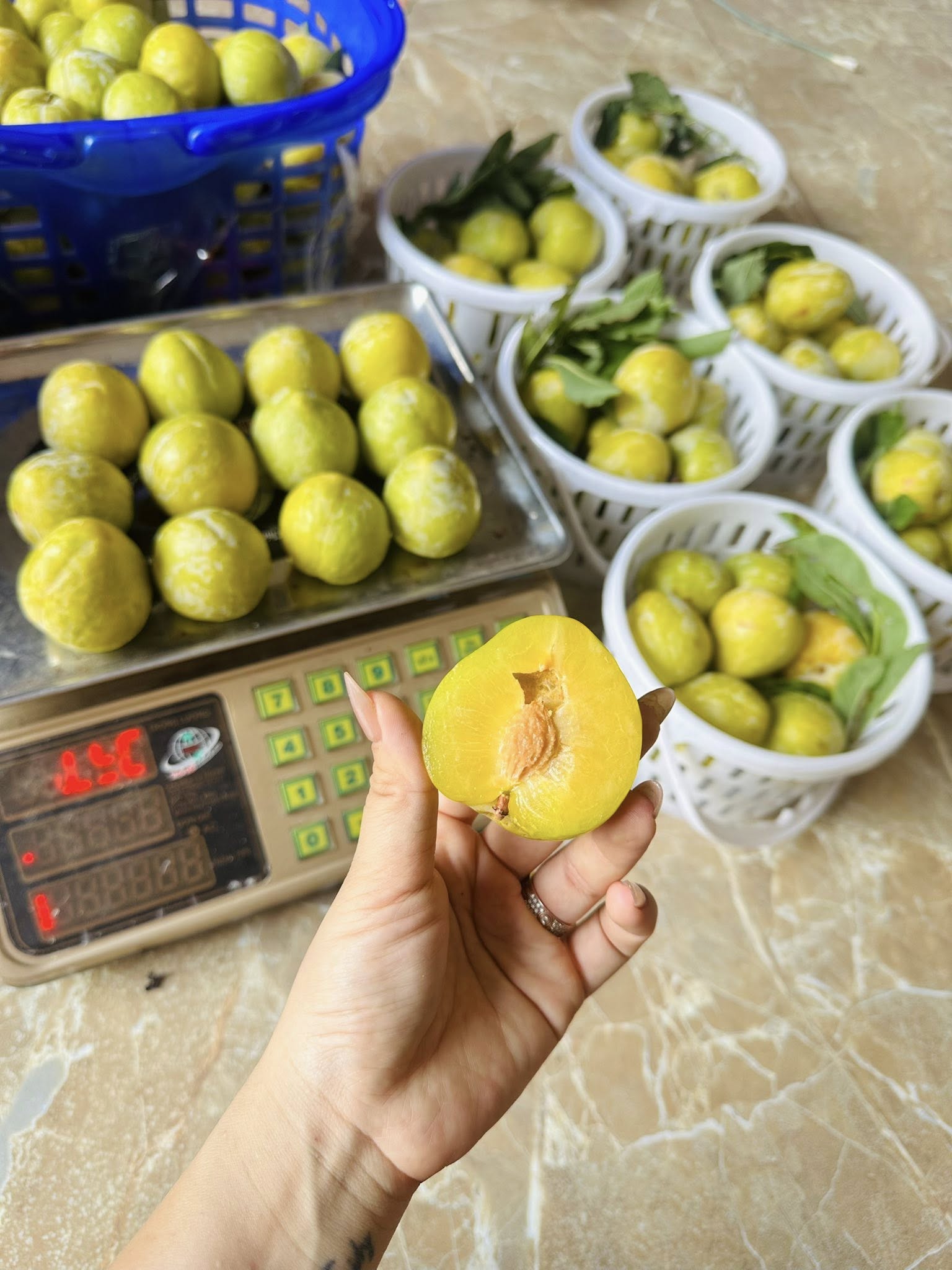 Loạt quả Trung Quốc bán tràn ngập thị trường được người tiêu dùng Việt không tiếc tiền chi- Ảnh 7. Loạt quả Trung Quốc bán tràn ngập thị trường được người tiêu dùng Việt không tiếc tiền chi- Ảnh 7.