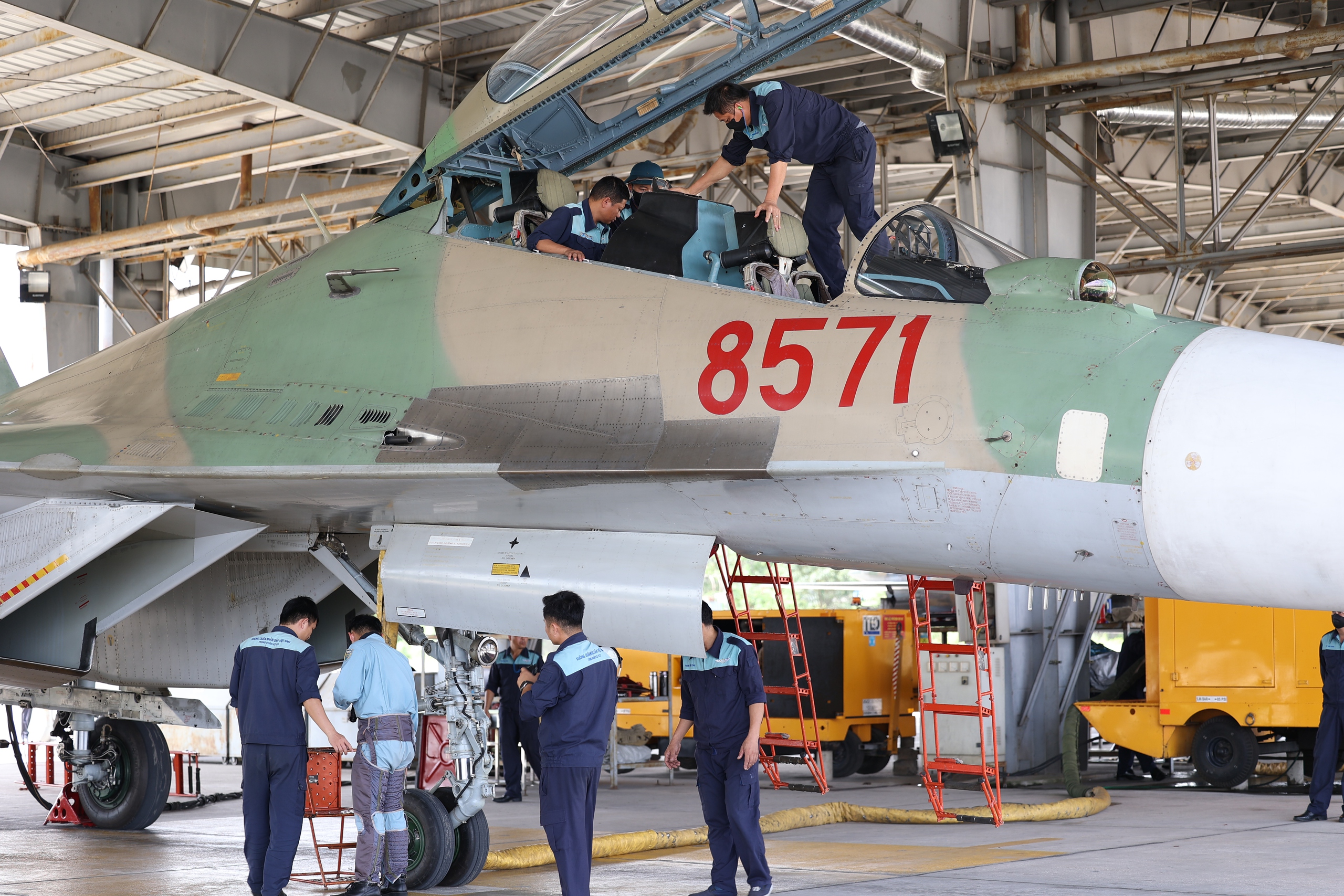 Đội hình Su-30MK2 'rèn gió luyện mây' cho ngày 2/9 lịch sử- Ảnh 7. Đội hình Su-30MK2 'rèn gió luyện mây' cho ngày 2/9 lịch sử- Ảnh 7.