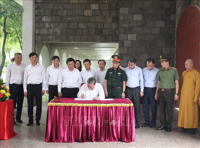 Tổng Bí thư Tô Lâm dâng hương tưởng niệm các Anh hùng, Liệt sĩ tại Điện Biên- Ảnh 9. Tổng Bí thư Tô Lâm dâng hương tưởng niệm các Anh hùng, Liệt sĩ tại Điện Biên- Ảnh 9.